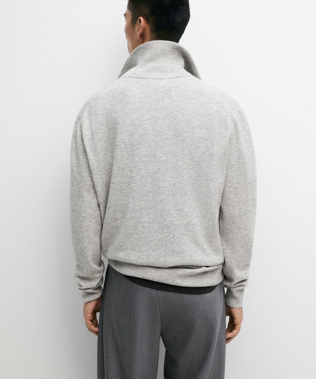 마시모두띠(MASSIMO DUTTI) 지퍼 디테일 모크넥 니트 스웨터