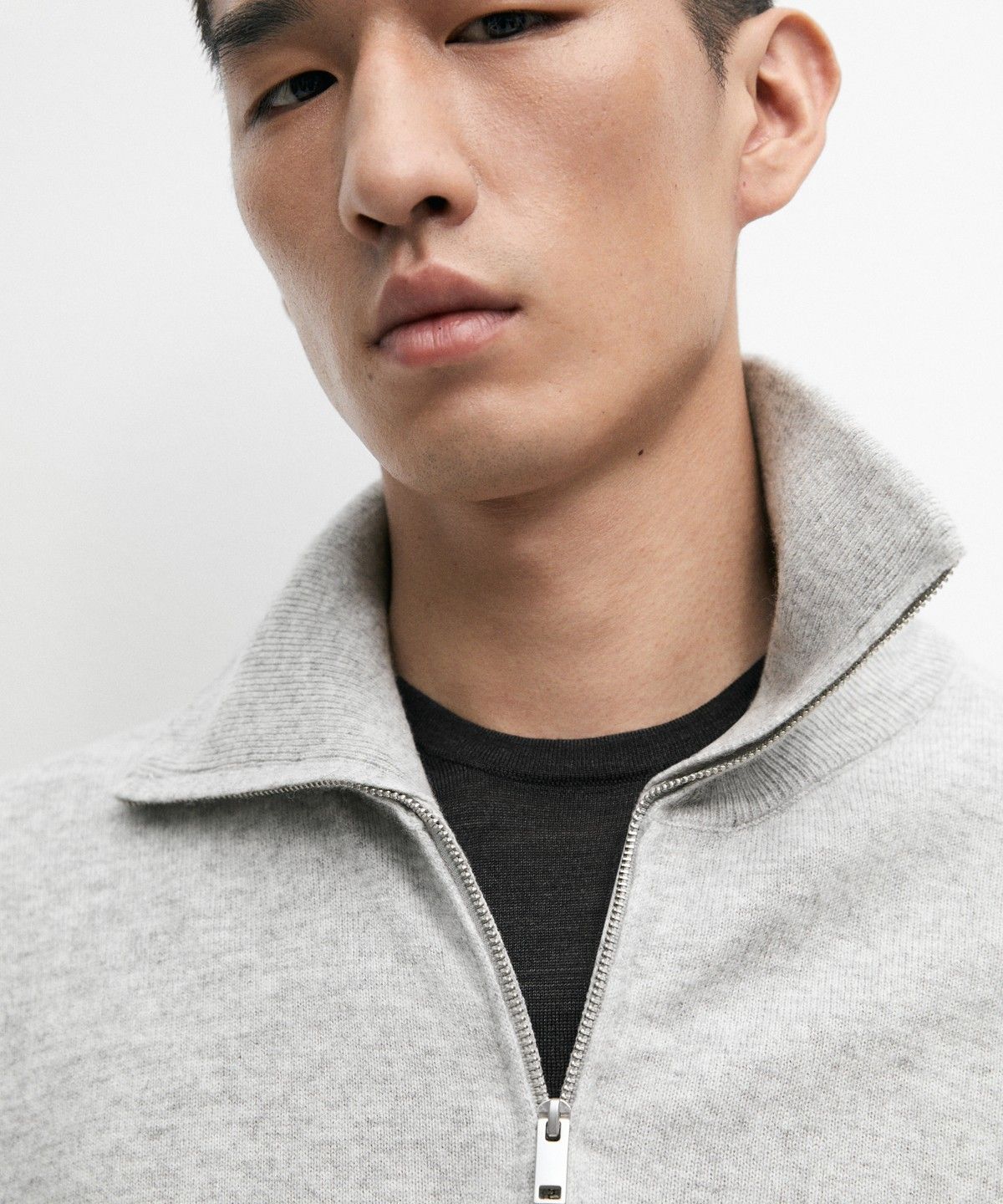 마시모두띠(MASSIMO DUTTI) 지퍼 디테일 모크넥 니트 스웨터
