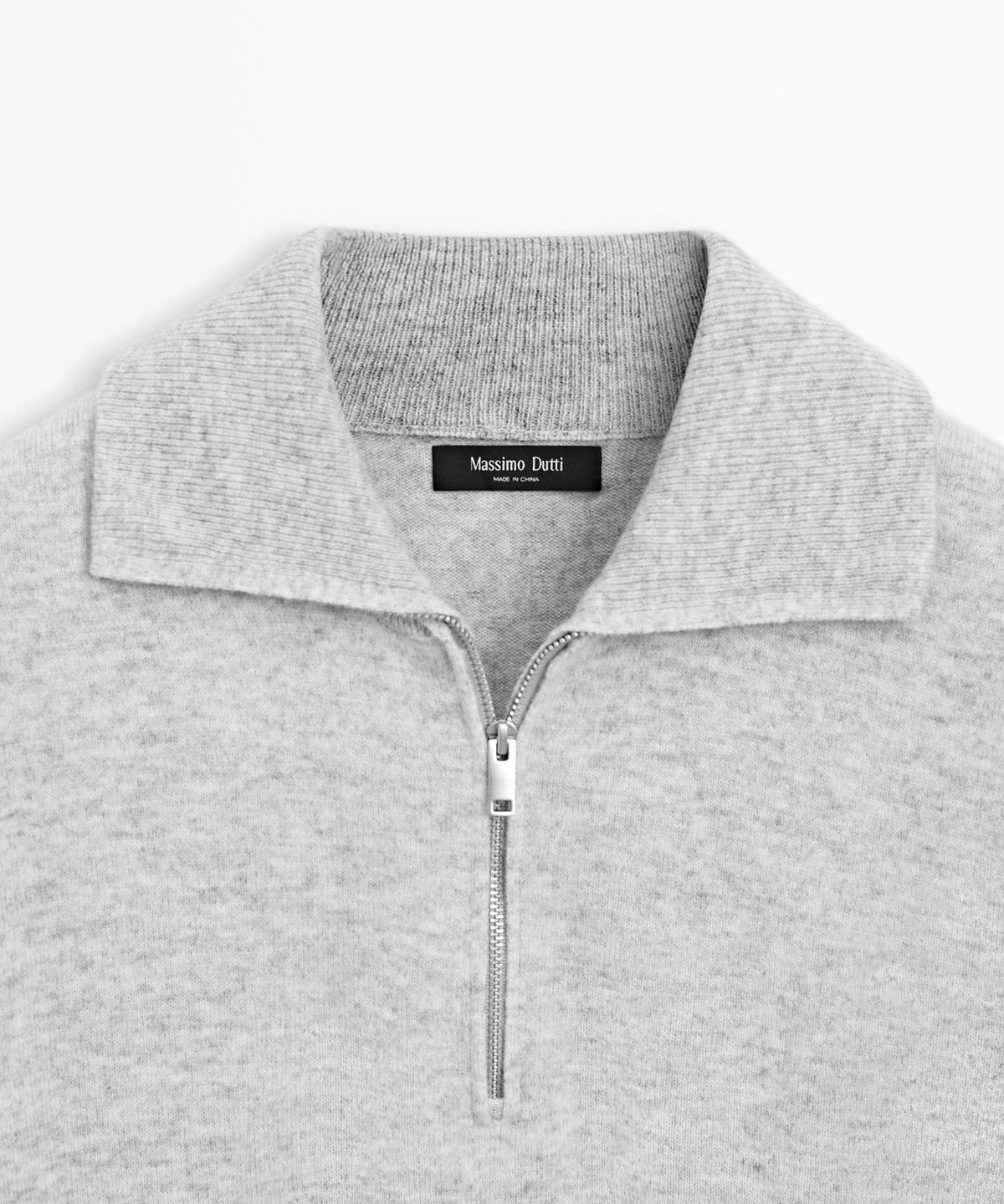 마시모두띠(MASSIMO DUTTI) 지퍼 디테일 모크넥 니트 스웨터