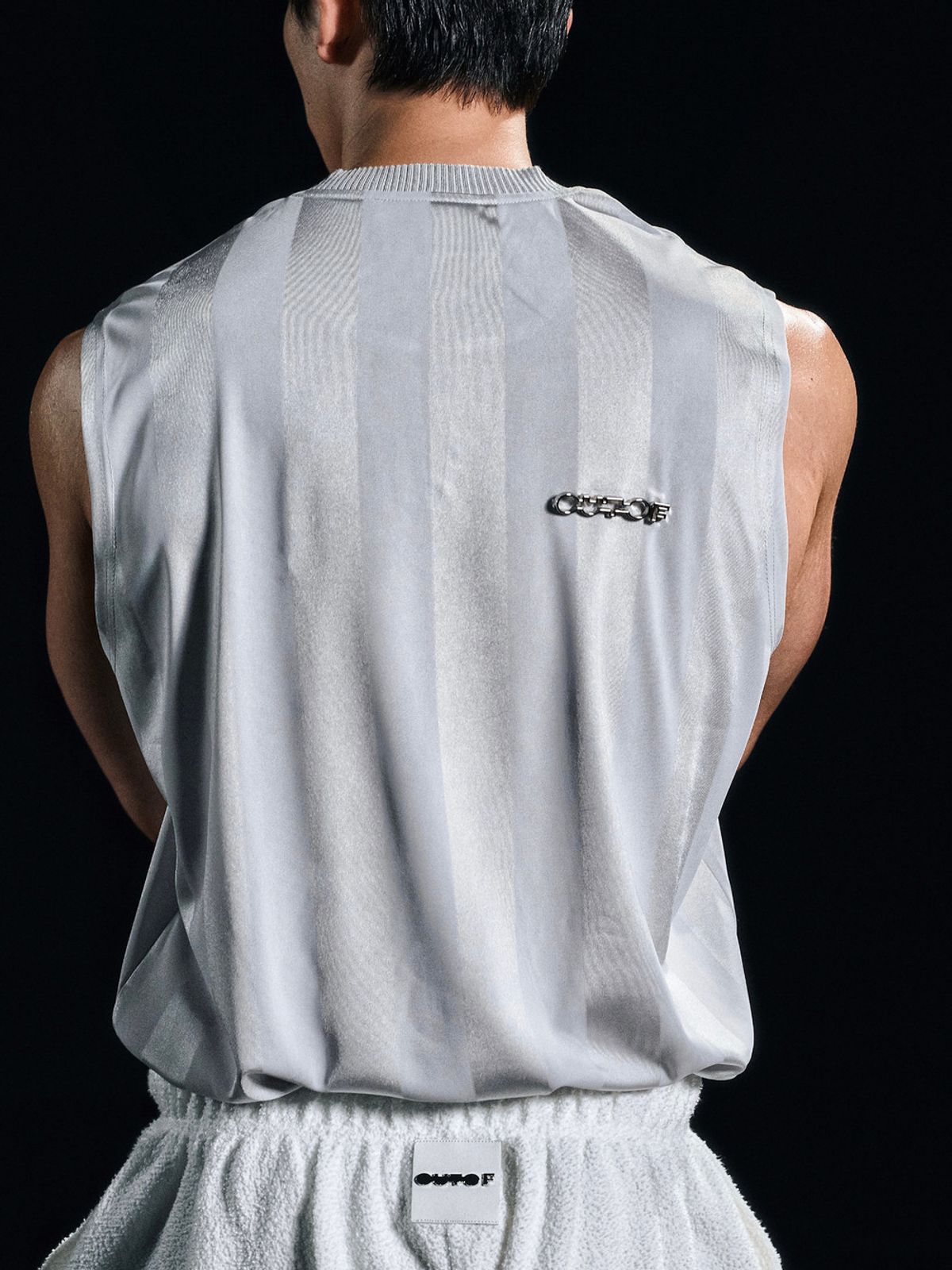 아웃오브(OUTOF) Lace-up Glossy Stripe Sleeveless [Gray]