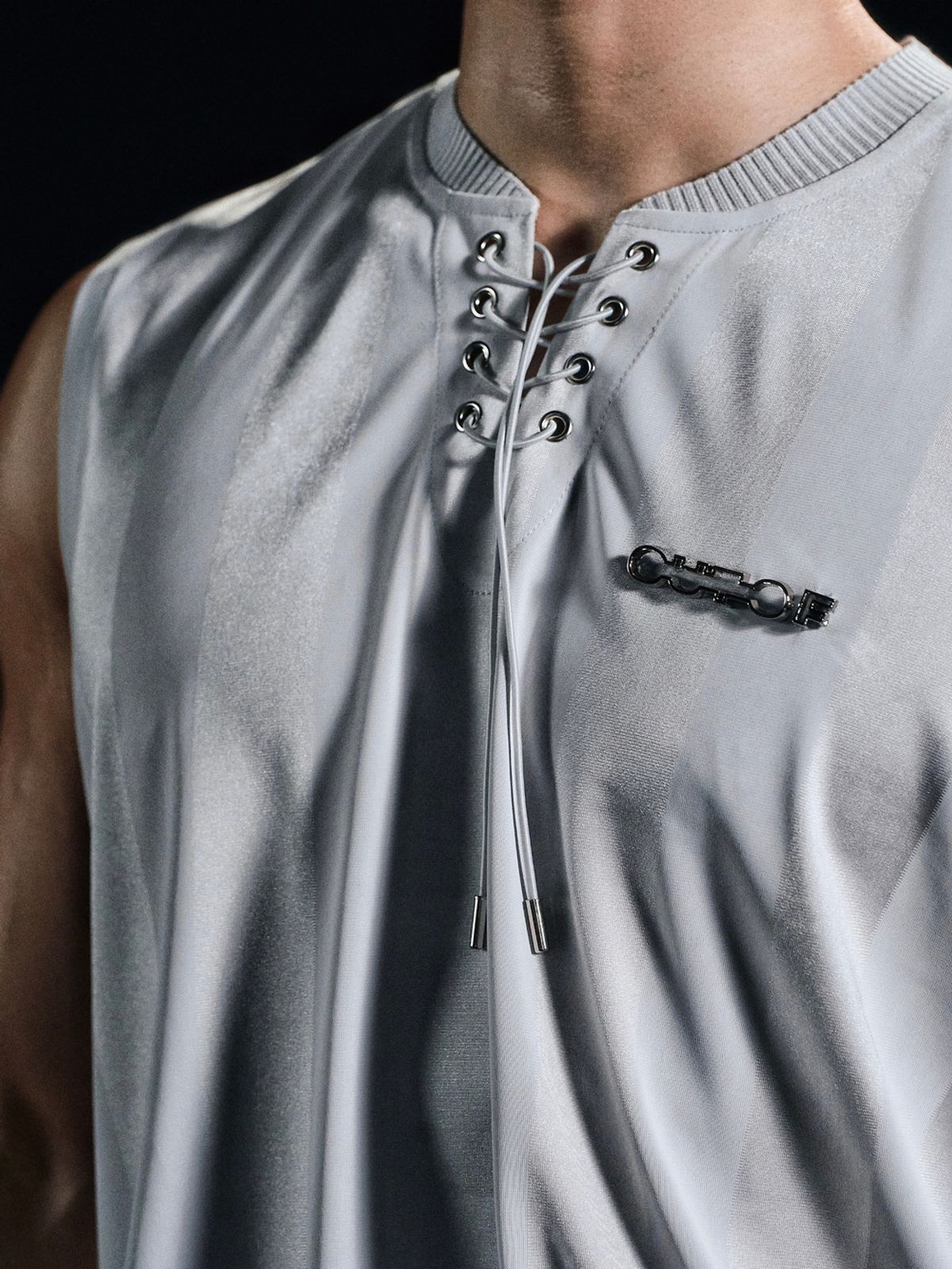 아웃오브(OUTOF) Lace-up Glossy Stripe Sleeveless [Gray]