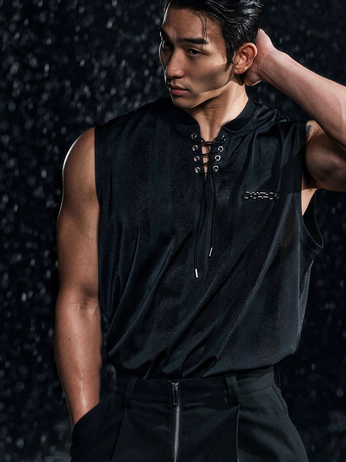 아웃오브(OUTOF) Lace-up Glossy Stripe Sleeveless [Black]