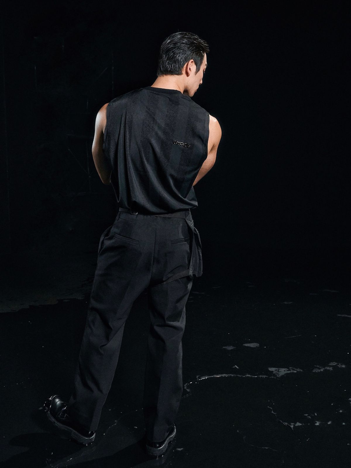 아웃오브(OUTOF) Lace-up Glossy Stripe Sleeveless [Black]