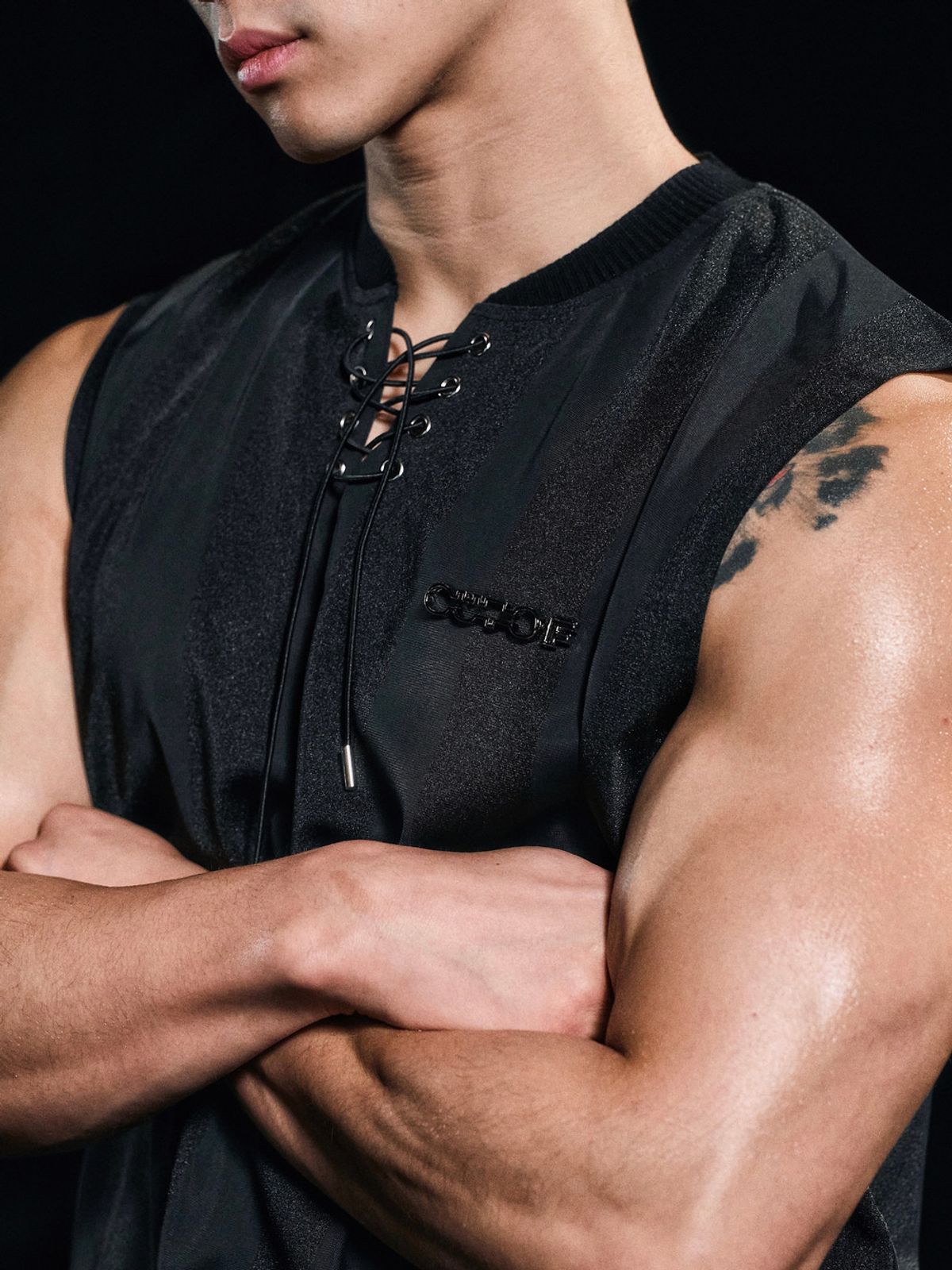 아웃오브(OUTOF) Lace-up Glossy Stripe Sleeveless [Black]
