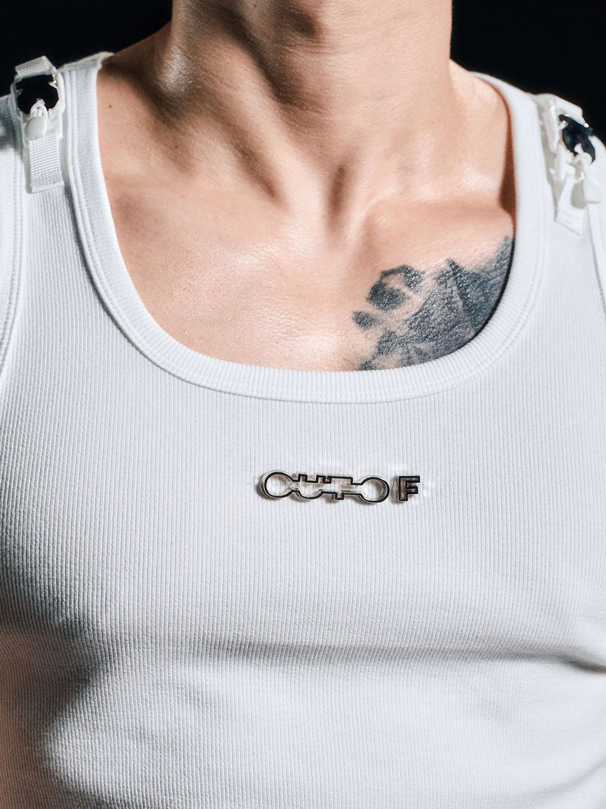 아웃오브(OUTOF) Metal Logo Shoulder Buckle Sleeveless