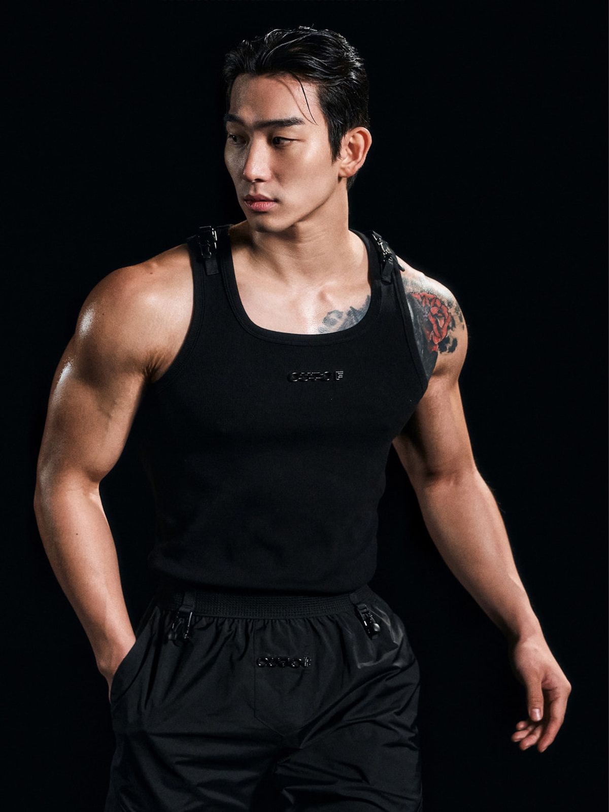 아웃오브(OUTOF) Metal Logo Shoulder Buckle Sleeveless