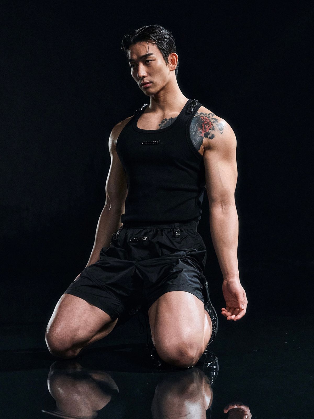 아웃오브(OUTOF) Metal Logo Shoulder Buckle Sleeveless
