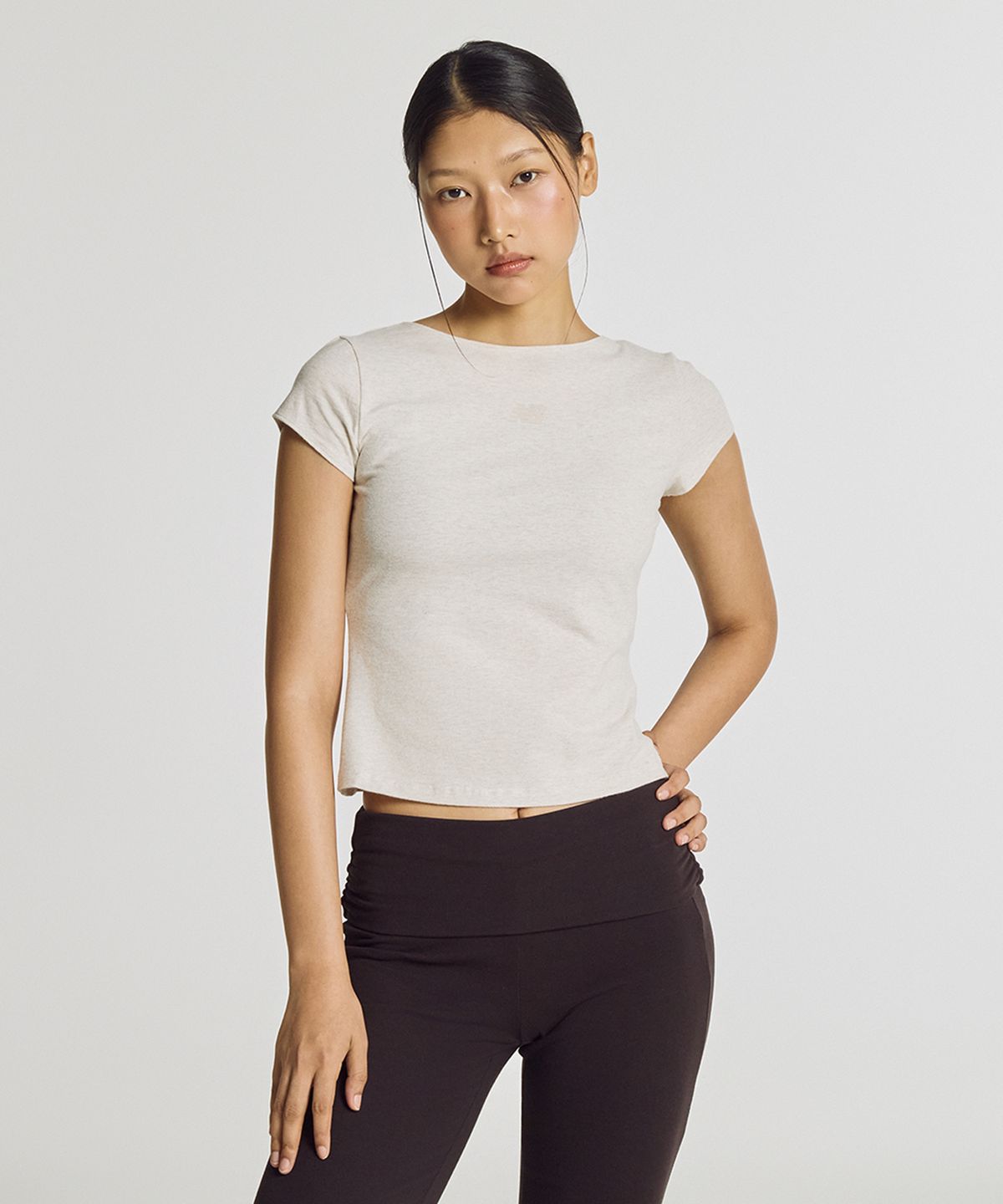 뉴발란스(NEW BALANCE) NBNEG3V722 / WOMEN 오픈 백 핏티드 반팔티 (IVORY)