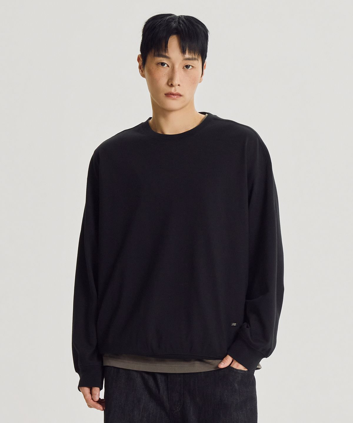 뉴발란스(NEW BALANCE) NBNCG31803 / UNI 에센셜 헤리티지 경량 라운드 맨투맨 (BLACK)