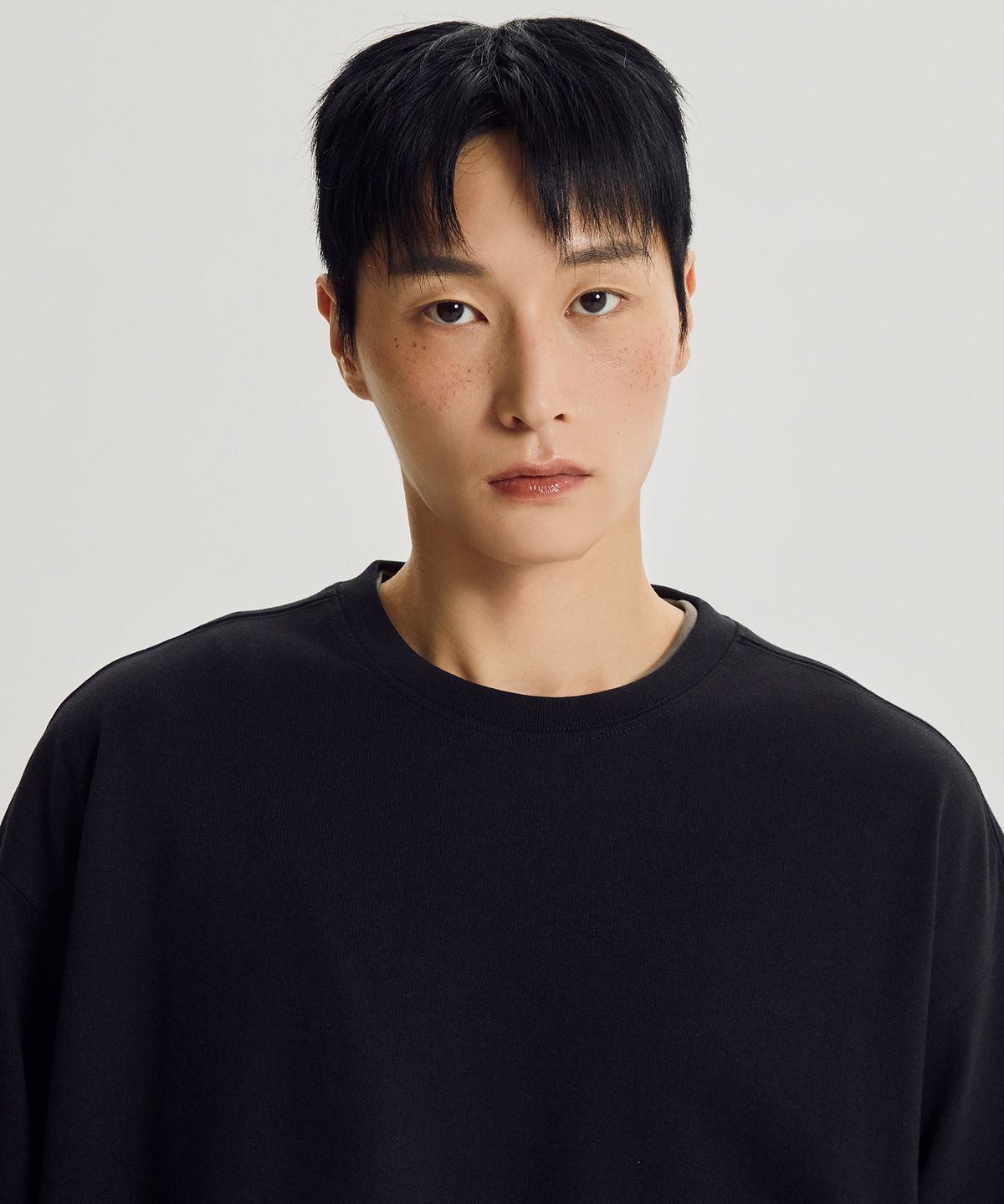 뉴발란스(NEW BALANCE) NBNCG31803 / UNI 에센셜 헤리티지 경량 라운드 맨투맨 (BLACK)
