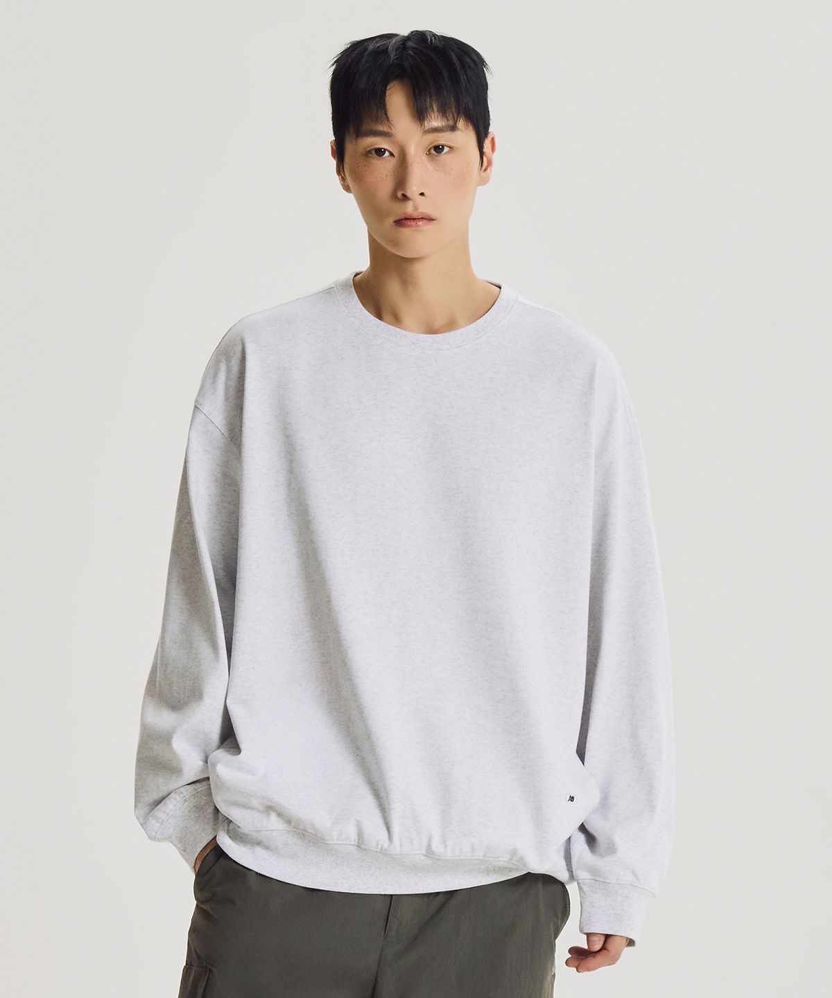 뉴발란스(NEW BALANCE) NBNCG31803 / UNI 에센셜 헤리티지 경량 라운드 맨투맨 (A/GRAY)