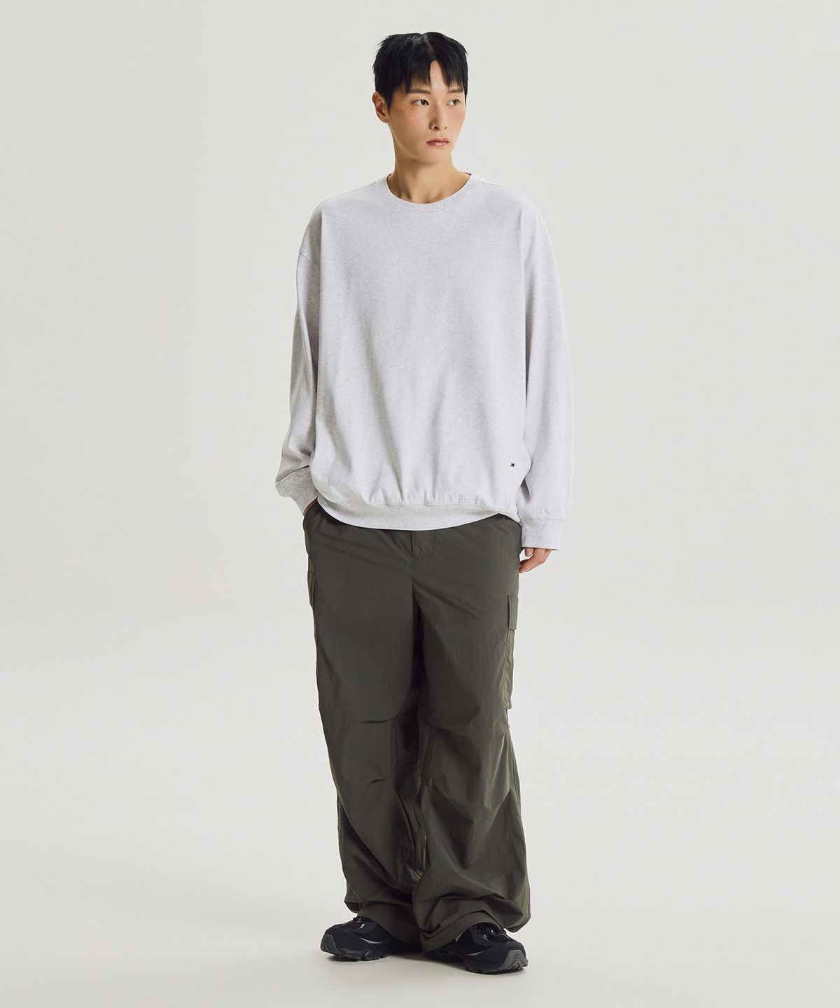 뉴발란스(NEW BALANCE) NBNCG31803 / UNI 에센셜 헤리티지 경량 라운드 맨투맨 (A/GRAY)