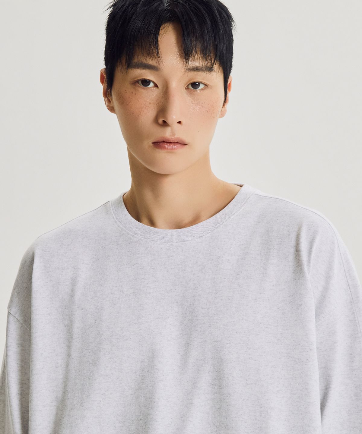 뉴발란스(NEW BALANCE) NBNCG31803 / UNI 에센셜 헤리티지 경량 라운드 맨투맨 (A/GRAY)