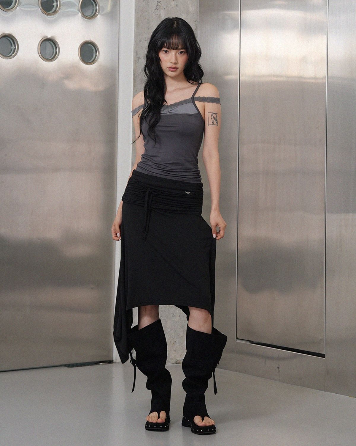 여린(YEORIN) Ash Layered Lace Cami (Charcoal)