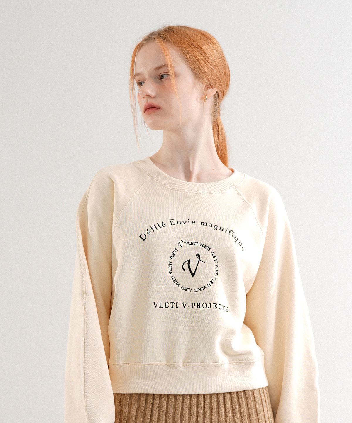 블레티(VLETI) Main Logo Needlework Raglan Sweatshirt (Lightbeige)
