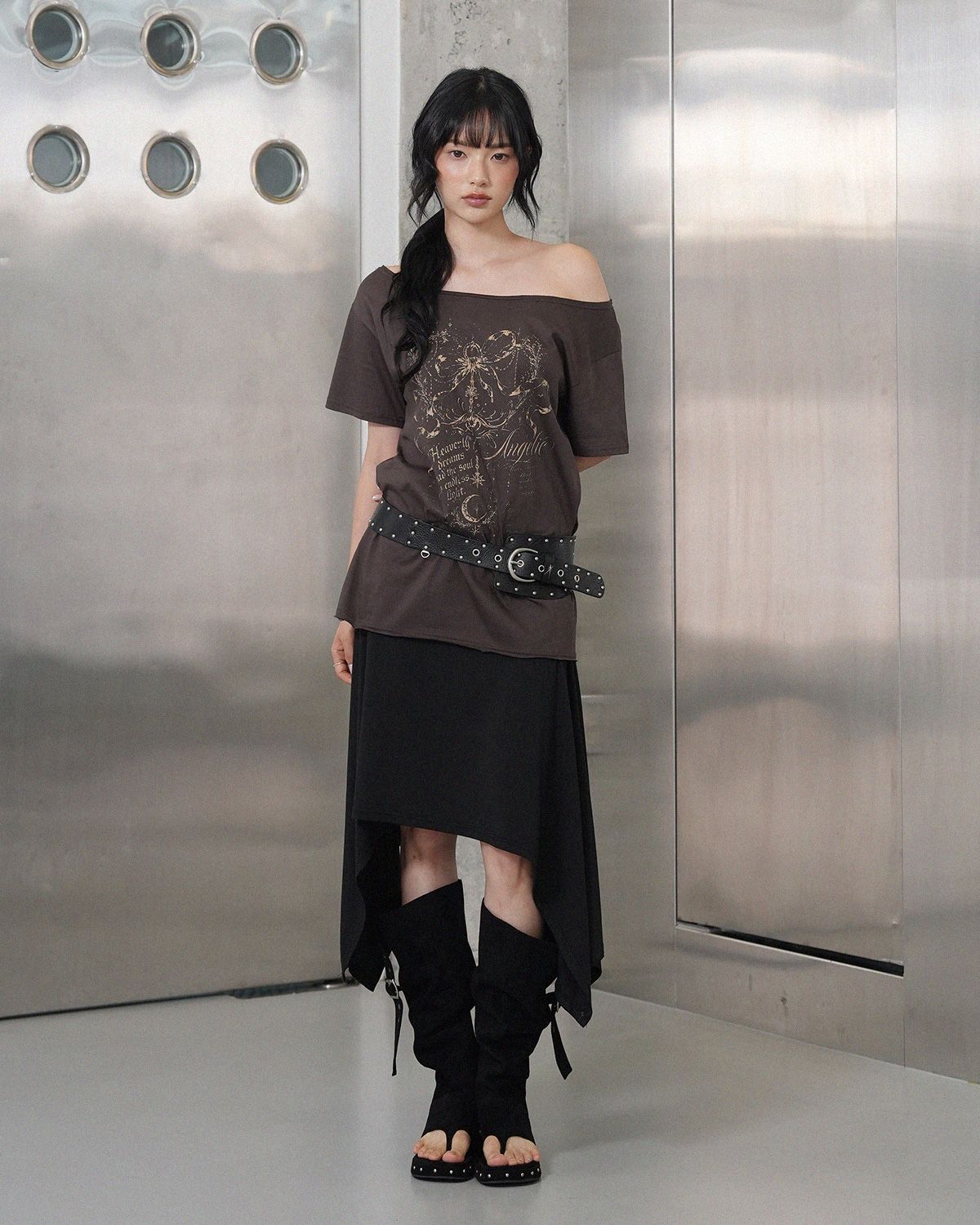 여린(YEORIN) Graphic Boat Neck Tee (Brown)