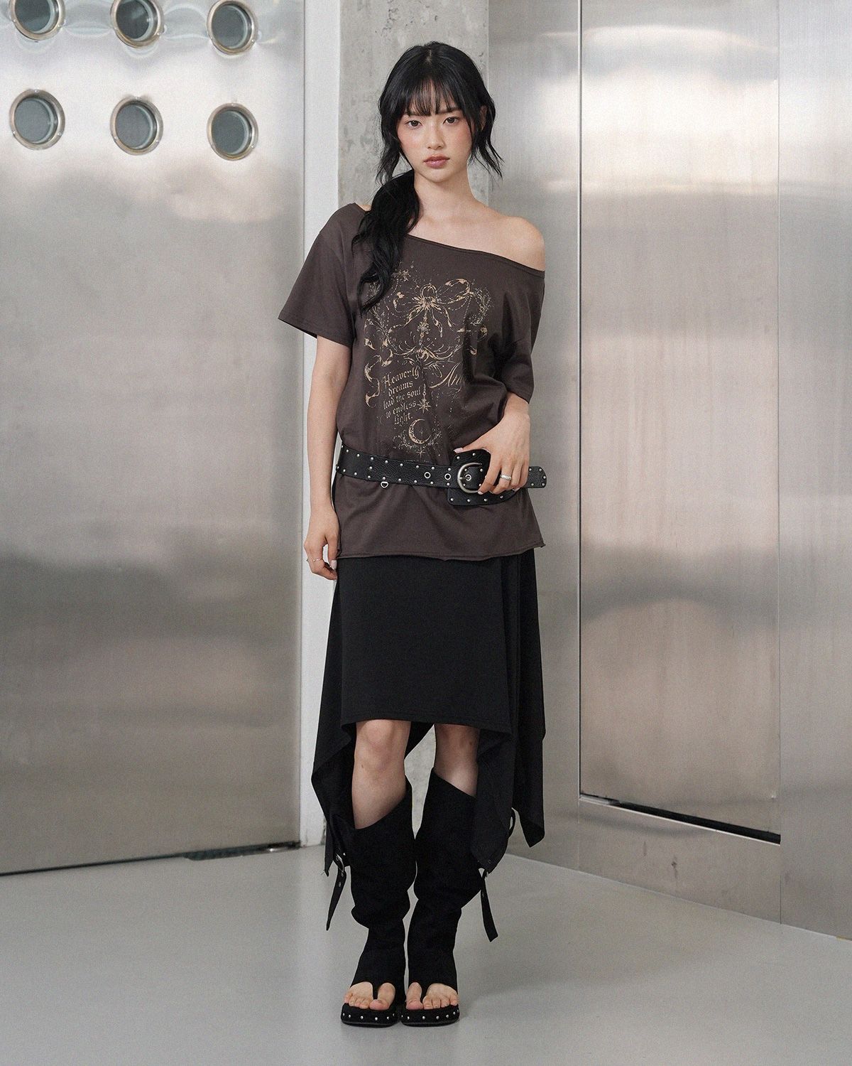 여린(YEORIN) Graphic Boat Neck Tee (Brown)