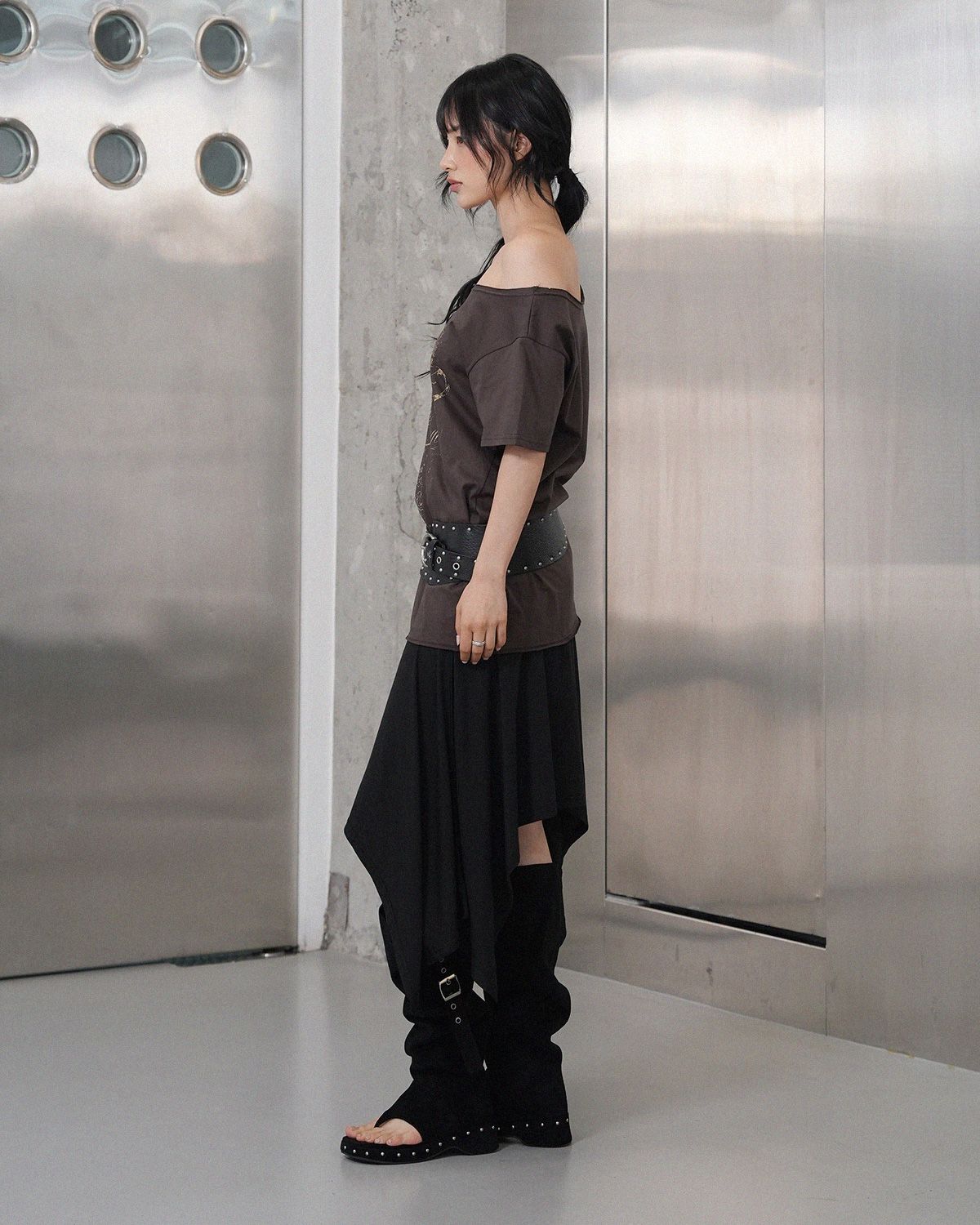 여린(YEORIN) Graphic Boat Neck Tee (Brown)