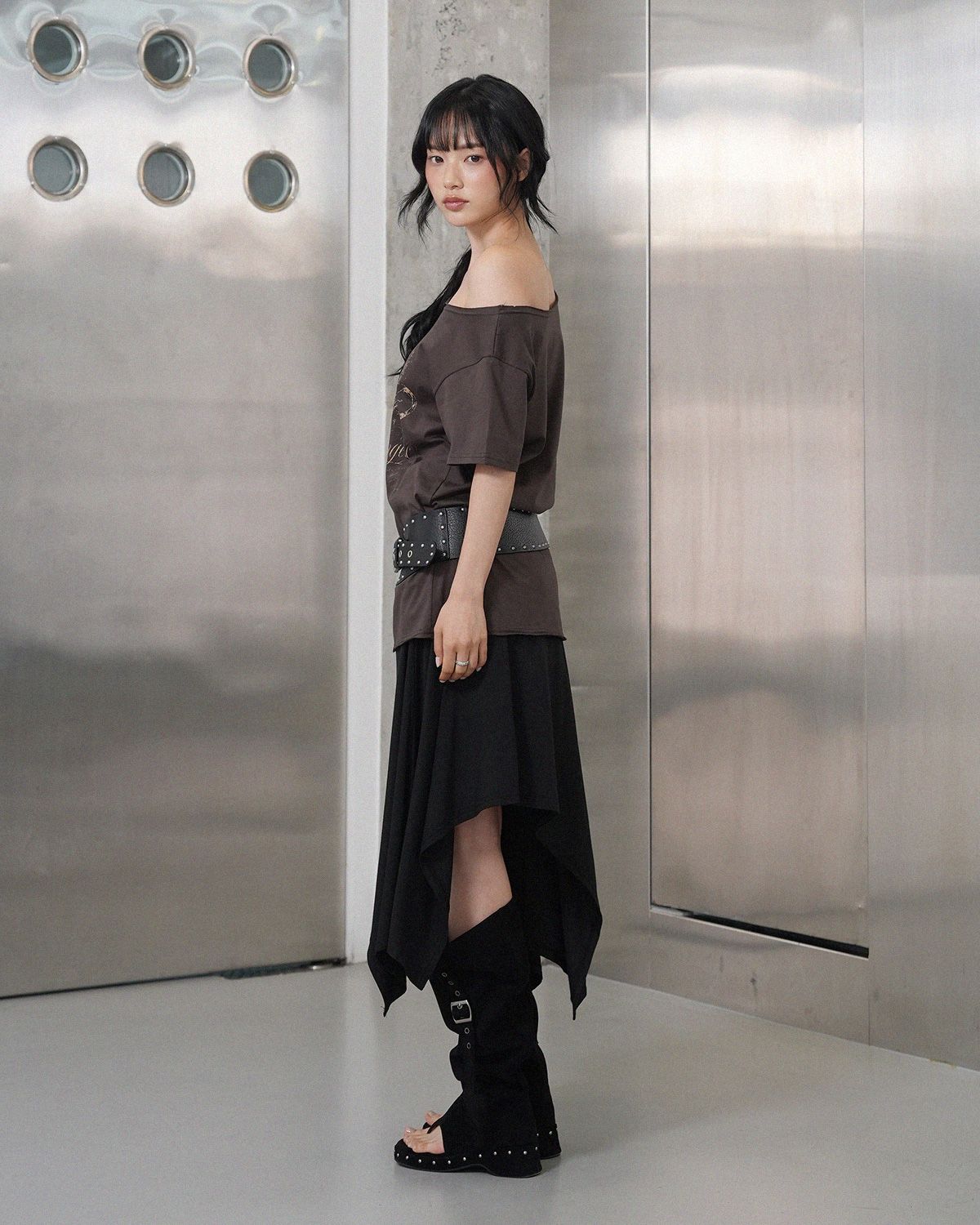 여린(YEORIN) Graphic Boat Neck Tee (Brown)