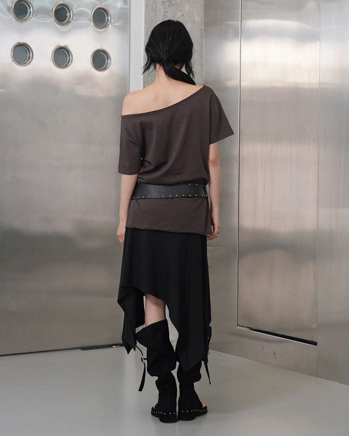 여린(YEORIN) Graphic Boat Neck Tee (Brown)