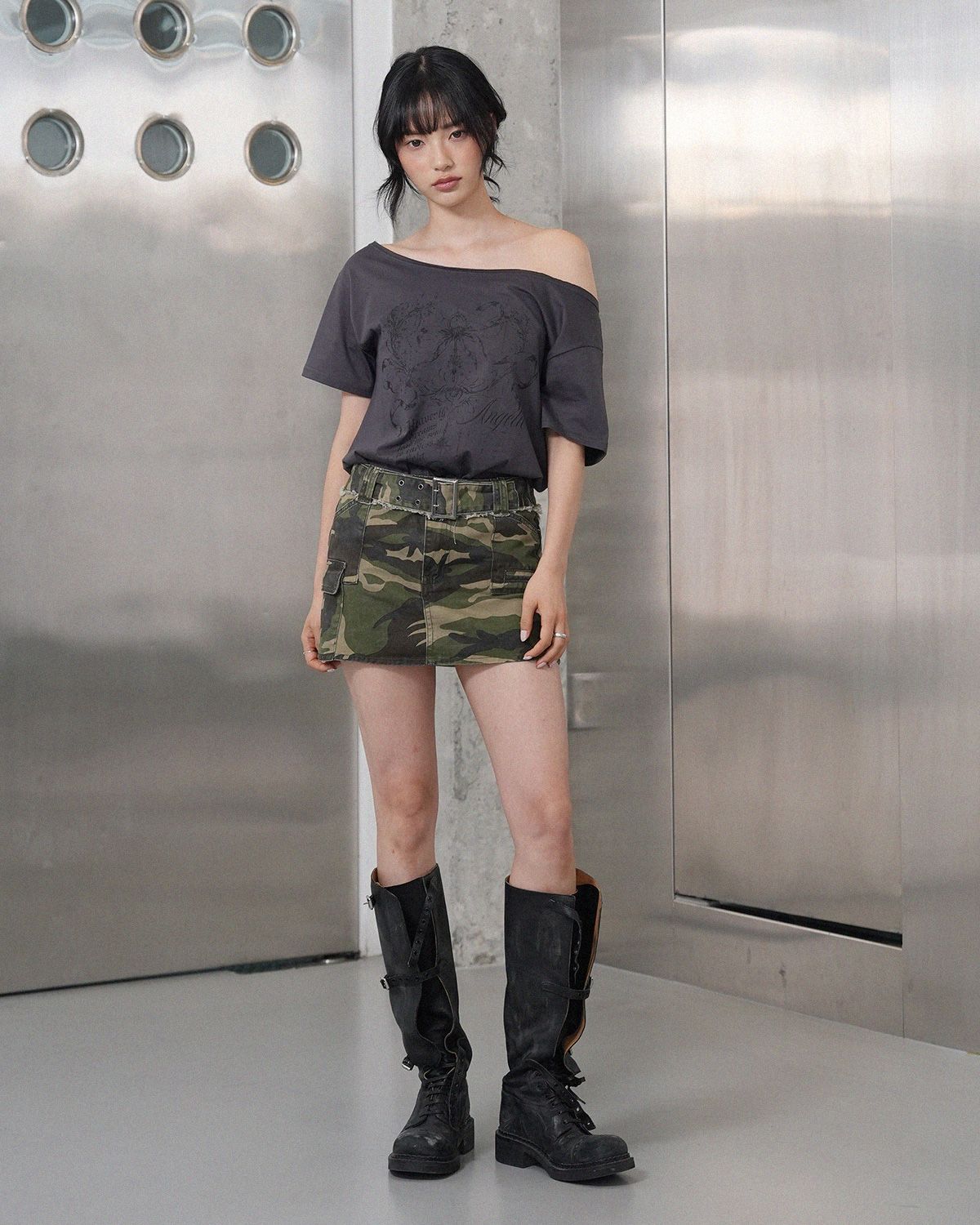 여린(YEORIN) Graphic Boat Neck Tee (Charcoal)