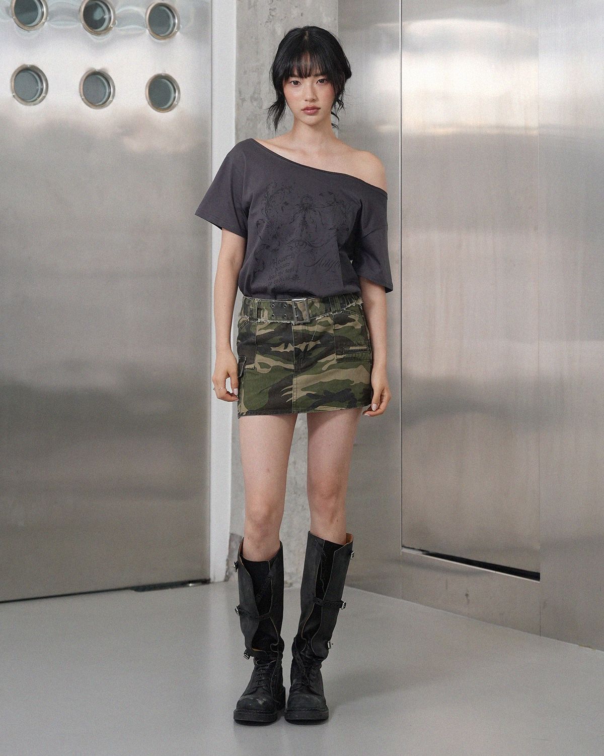 여린(YEORIN) Graphic Boat Neck Tee (Charcoal)