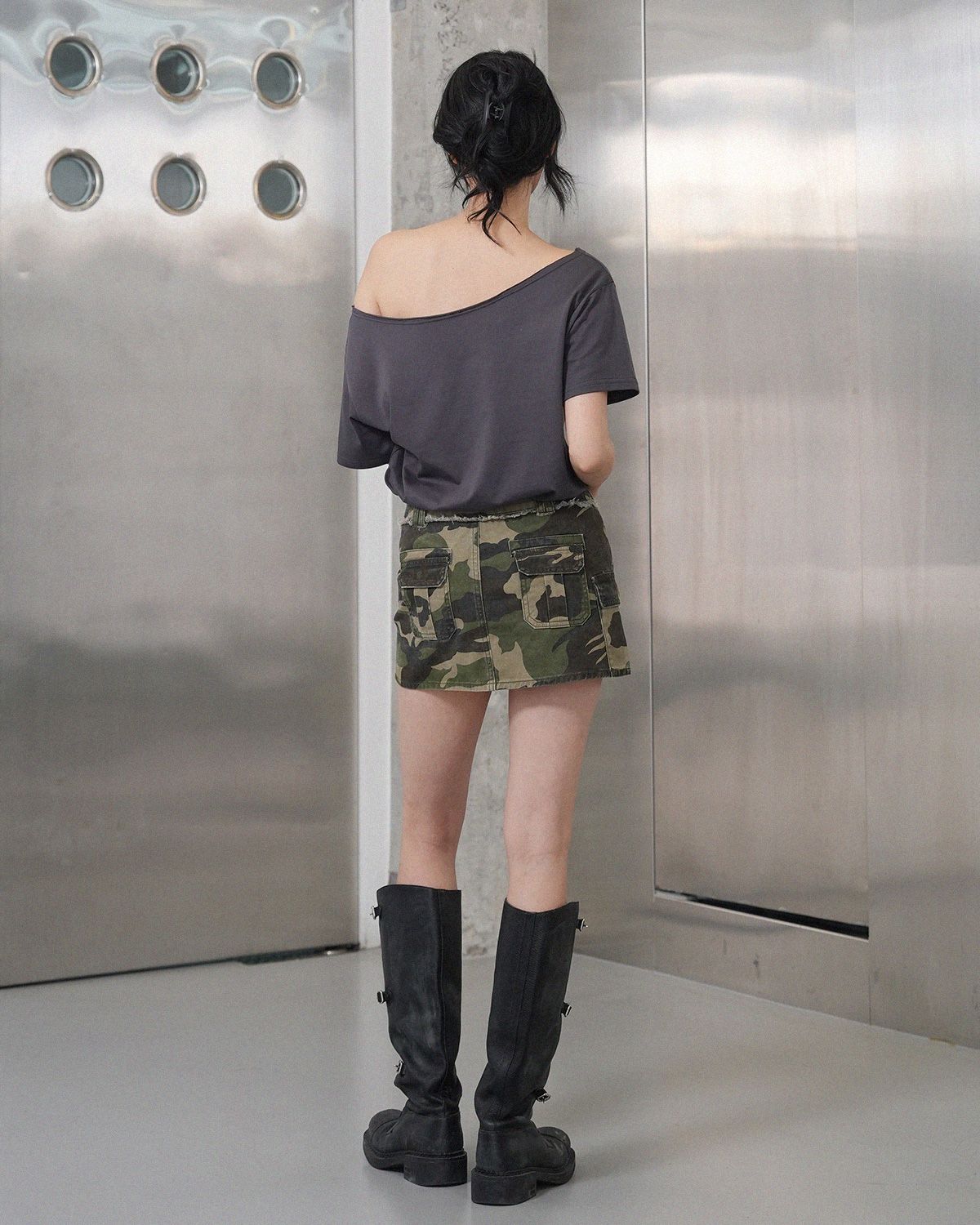 여린(YEORIN) Graphic Boat Neck Tee (Charcoal)