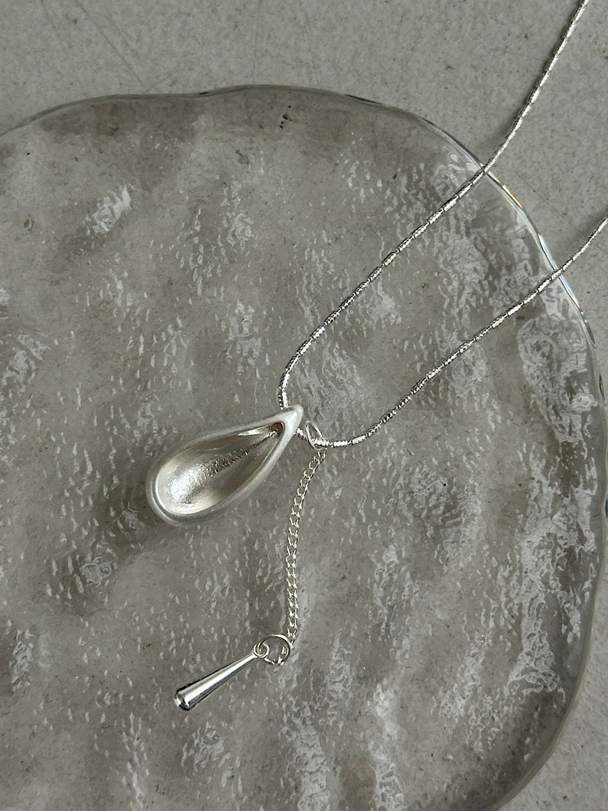 아포엠(APOEM) MATTE DROP NECKLACE