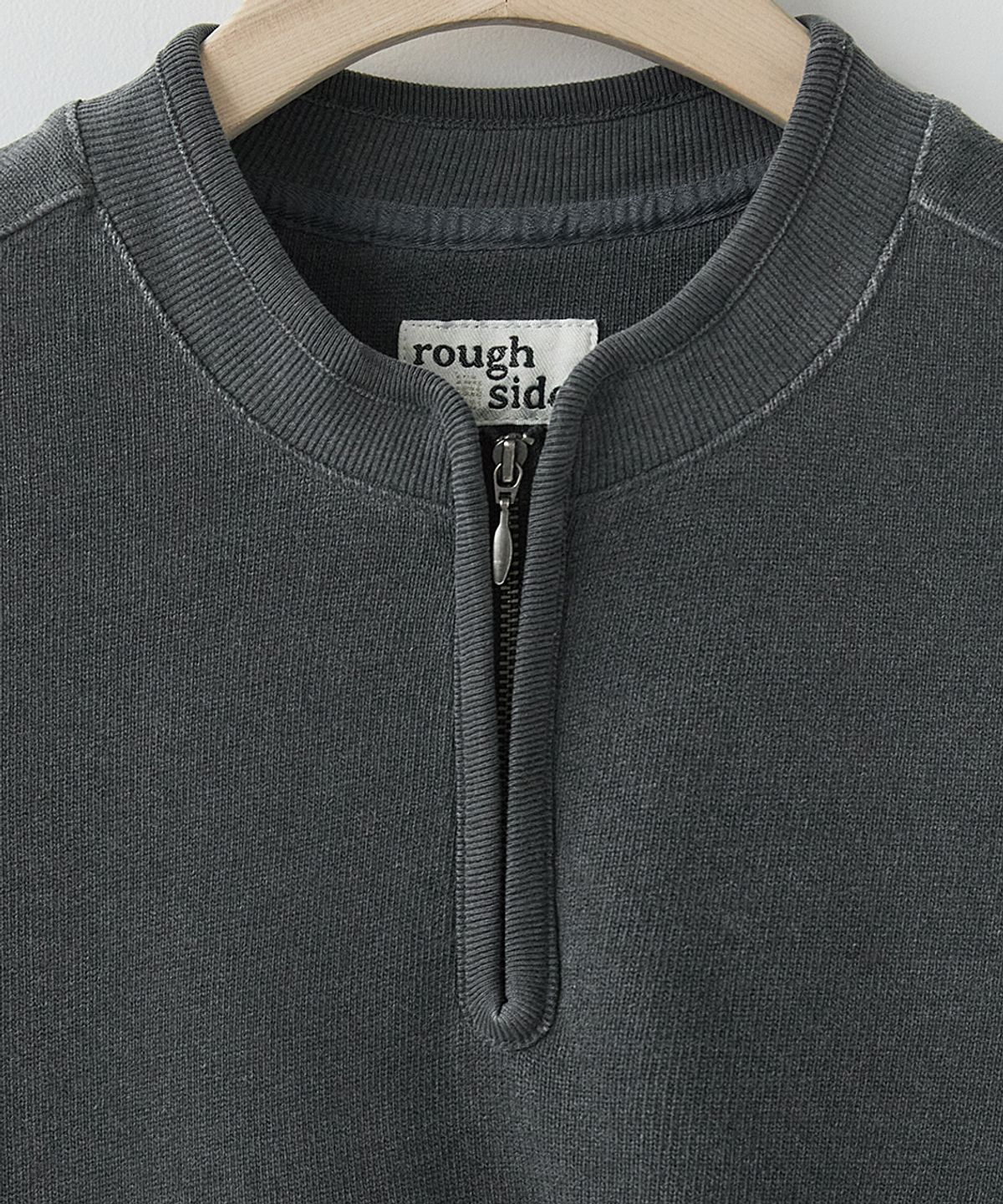 러프사이드(ROUGHSIDE) Nest Zip Sweat Charcoal