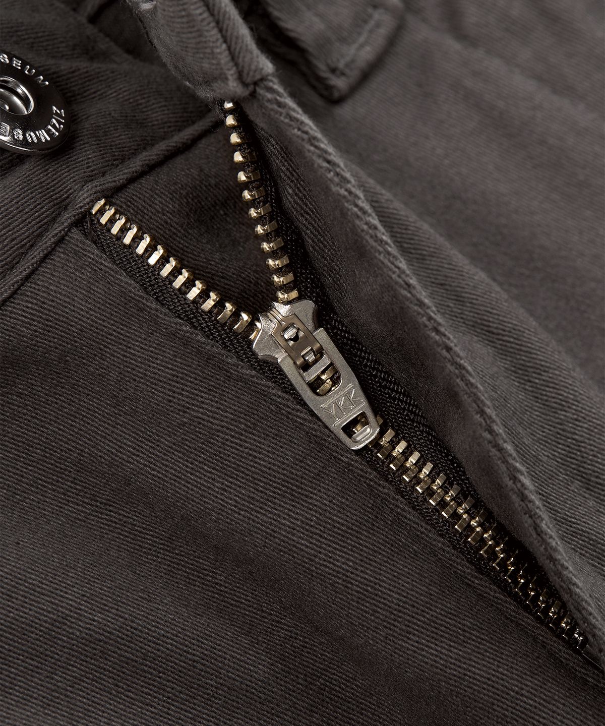 지제뮤지엄(ZIZEMUSEUM) SLIT CAPRI COTTON PANTS (CHARCOAL)