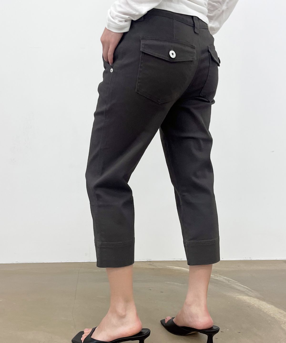 지제뮤지엄(ZIZEMUSEUM) SLIT CAPRI COTTON PANTS (CHARCOAL)