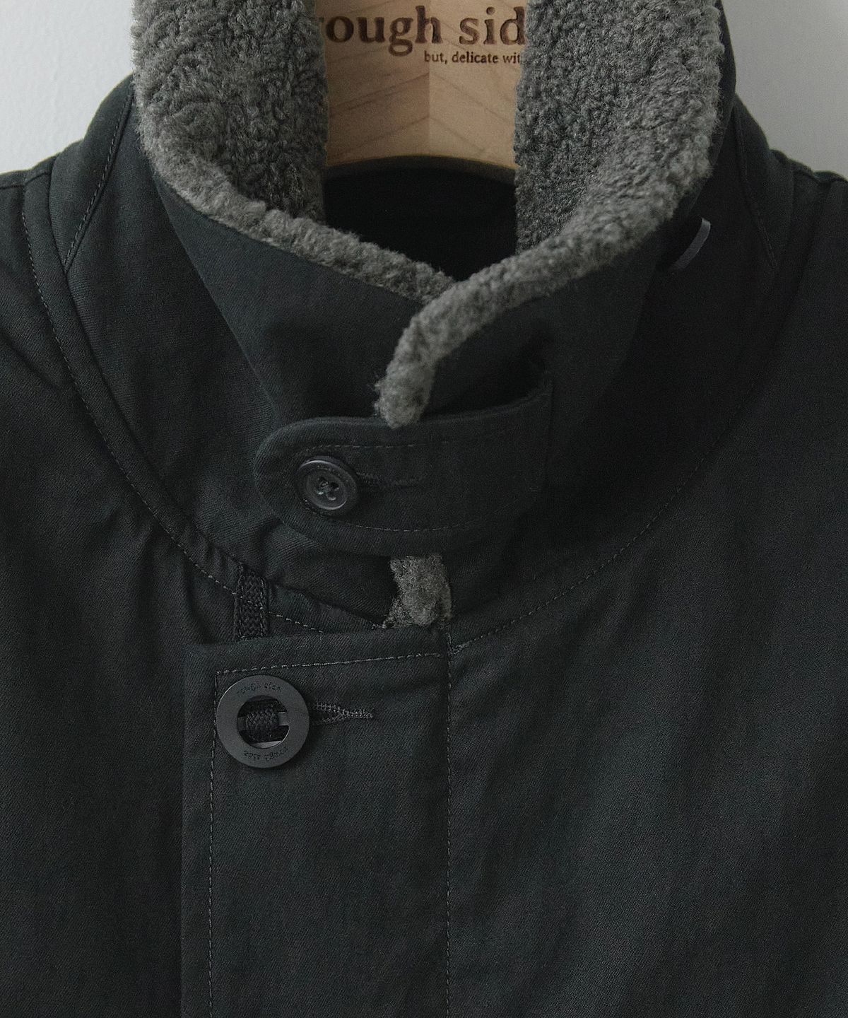 러프사이드(ROUGHSIDE) Deck Parka Ash Black