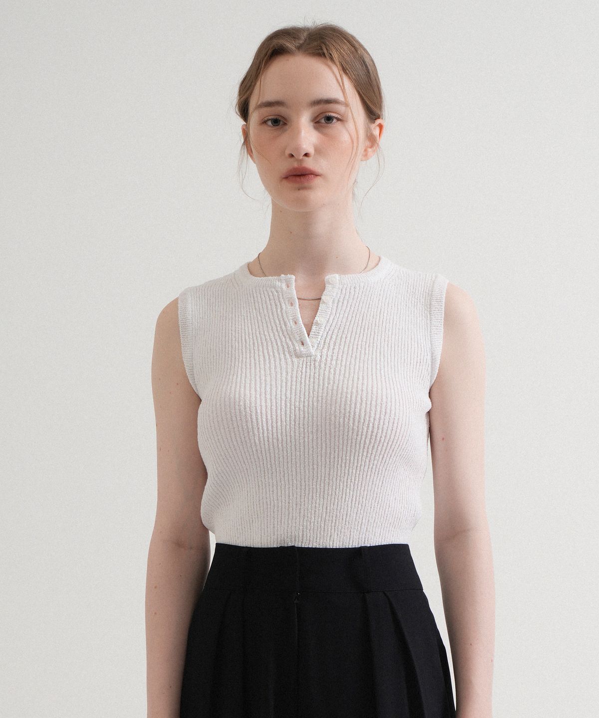 블레티(VLETI) Round Button Knit Sleeveless (White)