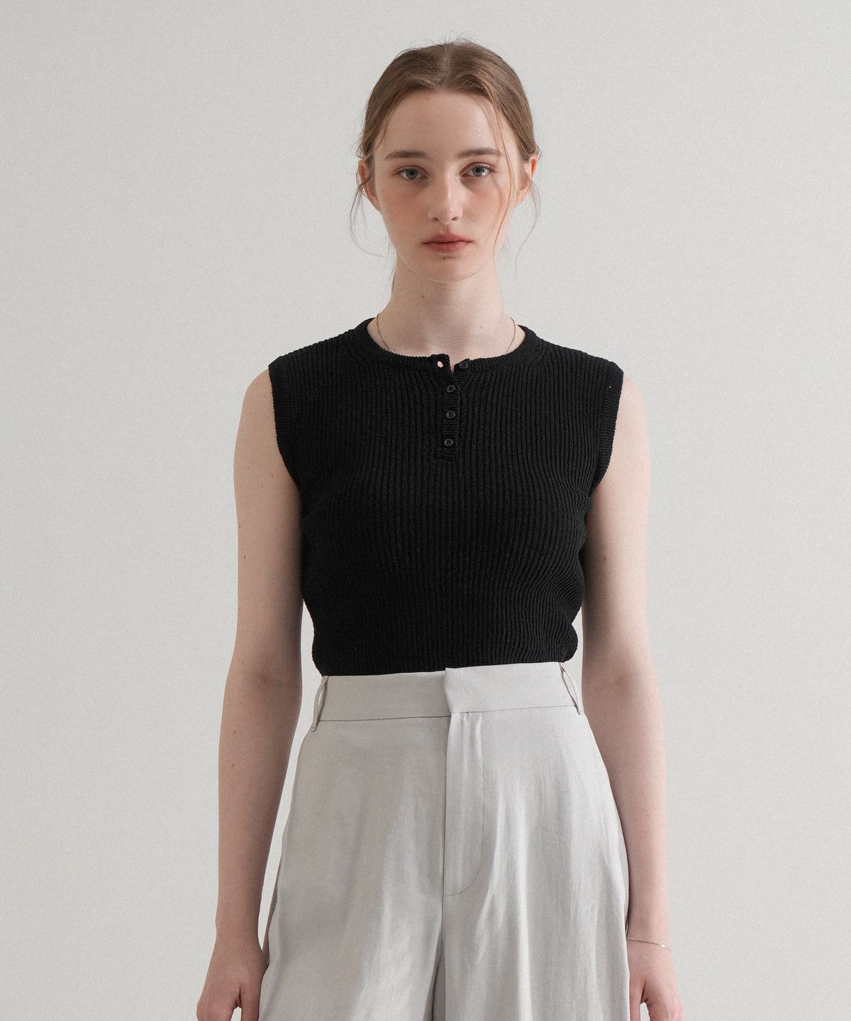 블레티(VLETI) Round Button Knit Sleeveless (Black)
