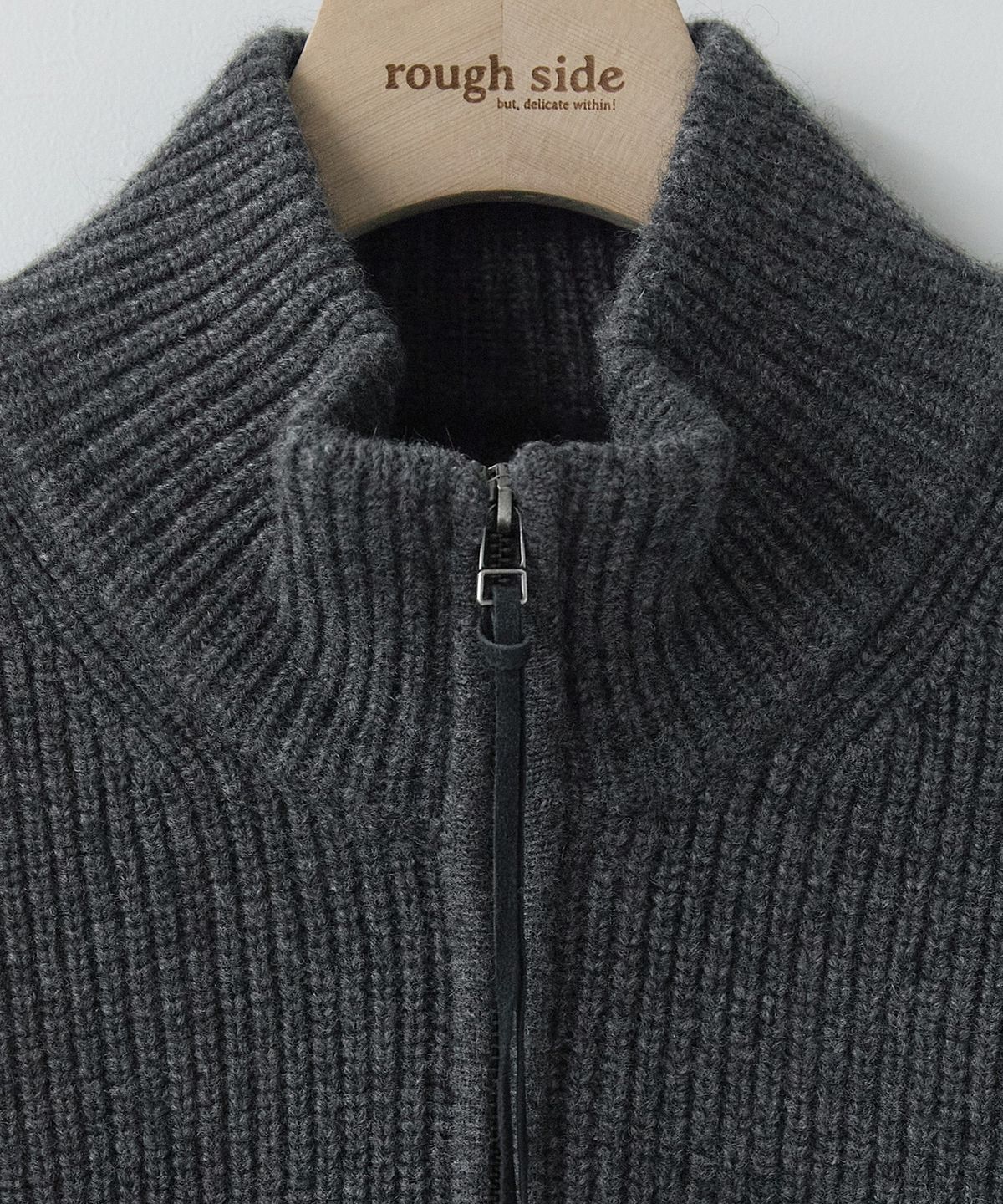 러프사이드(ROUGHSIDE) Highneck Knit Bomber Charcoal