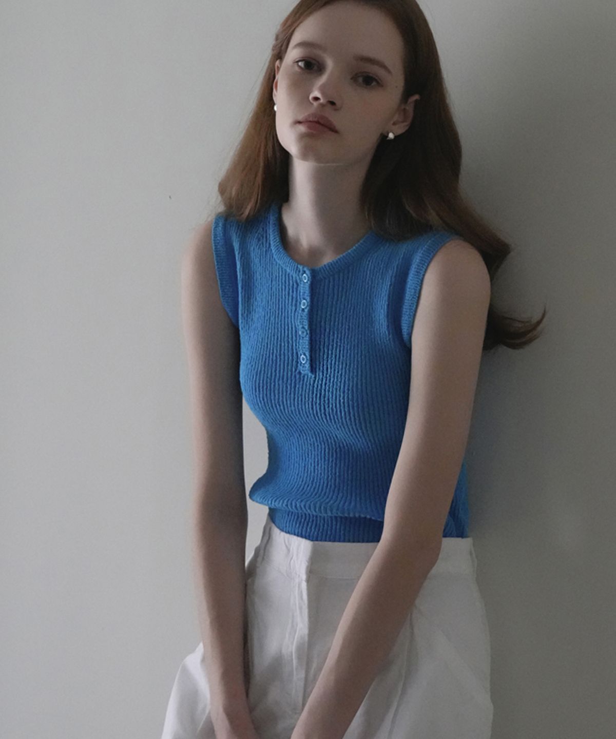 블레티(VLETI) Round Button Knit Sleeveless (Blue)