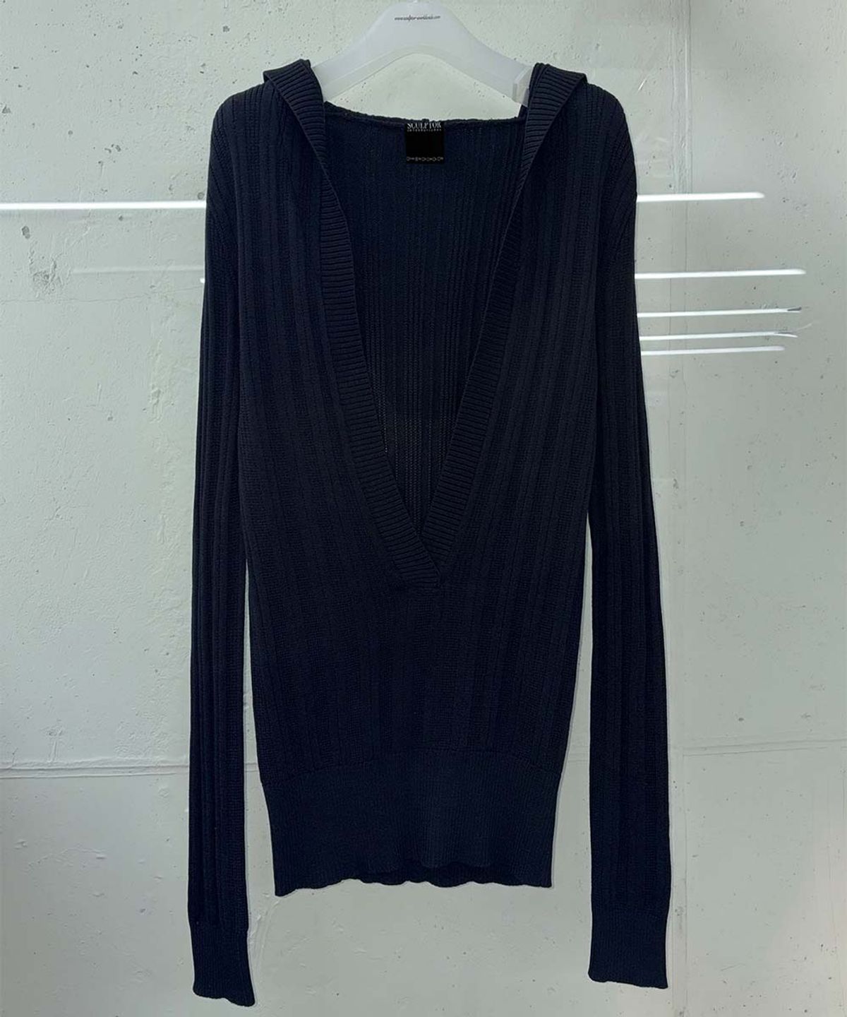 스컬프터(SCULPTOR) Deep V Cut Hooded Sweater Black