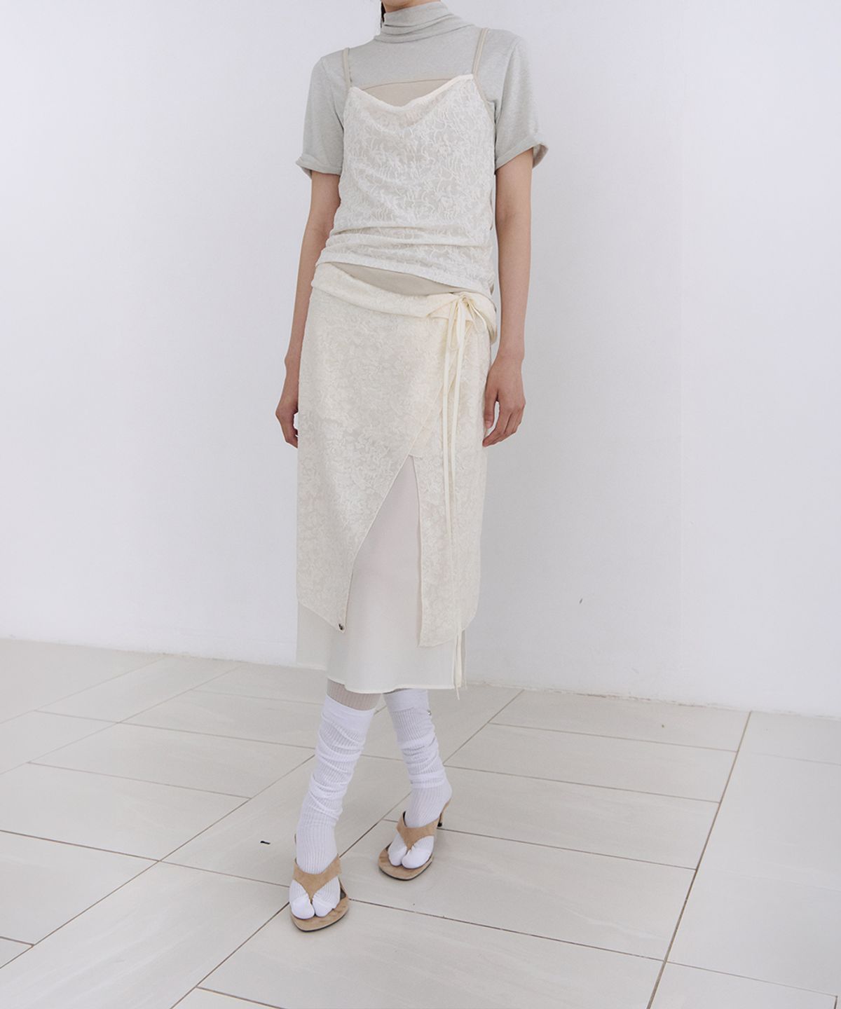 로우타이드(LOW TIDE) SHEER RIBBED KNEE SOCKS [WHITE]