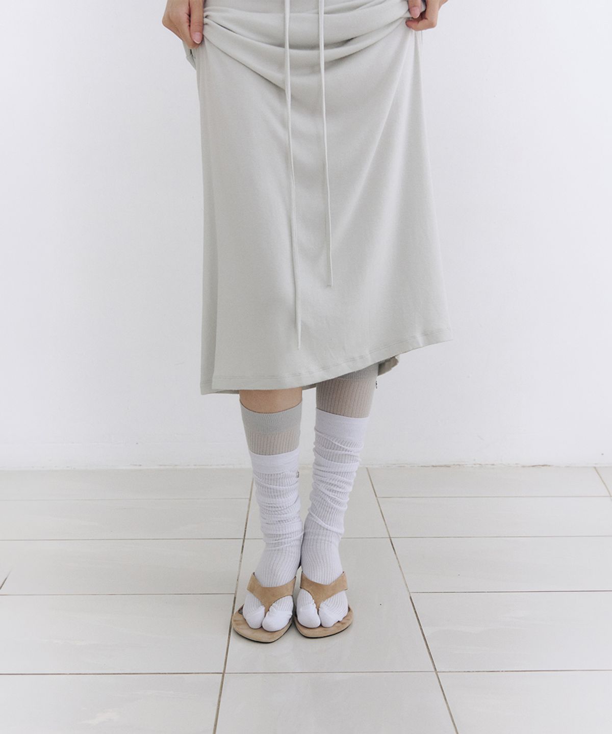 로우타이드(LOW TIDE) SHEER RIBBED KNEE SOCKS [WHITE]