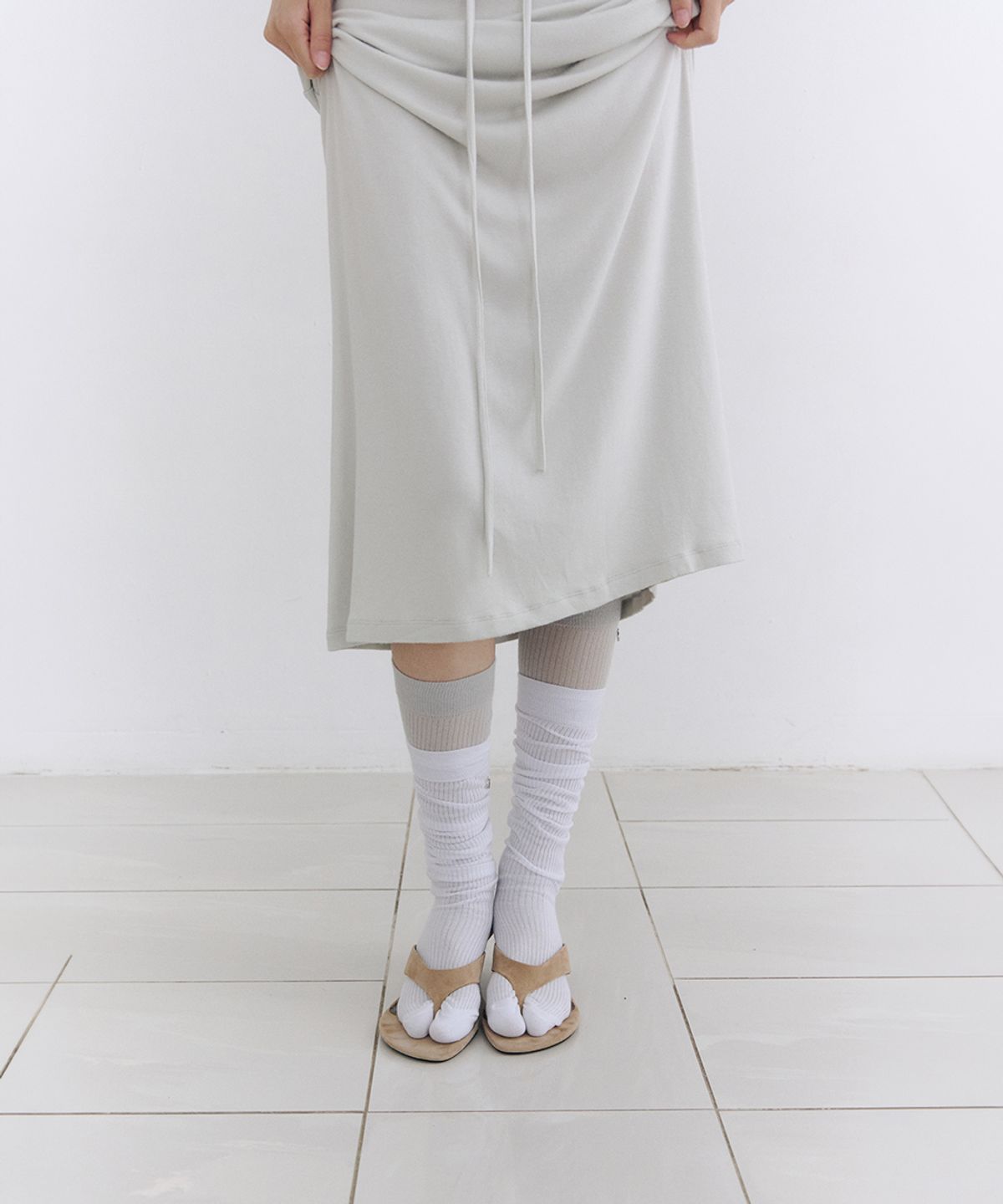 로우타이드(LOW TIDE) SHEER RIBBED KNEE SOCKS [LIGHT GREY]