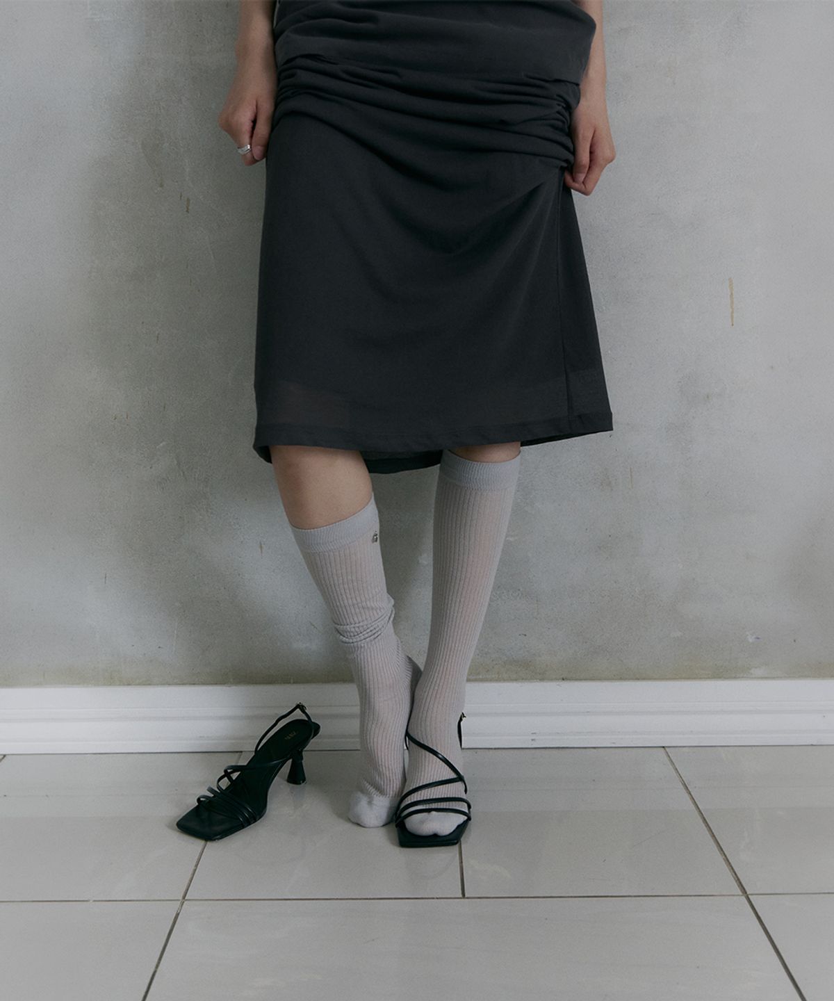 로우타이드(LOW TIDE) SHEER RIBBED KNEE SOCKS [LIGHT GREY]