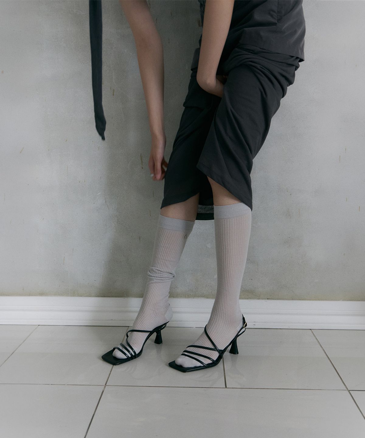 로우타이드(LOW TIDE) SHEER RIBBED KNEE SOCKS [LIGHT GREY]