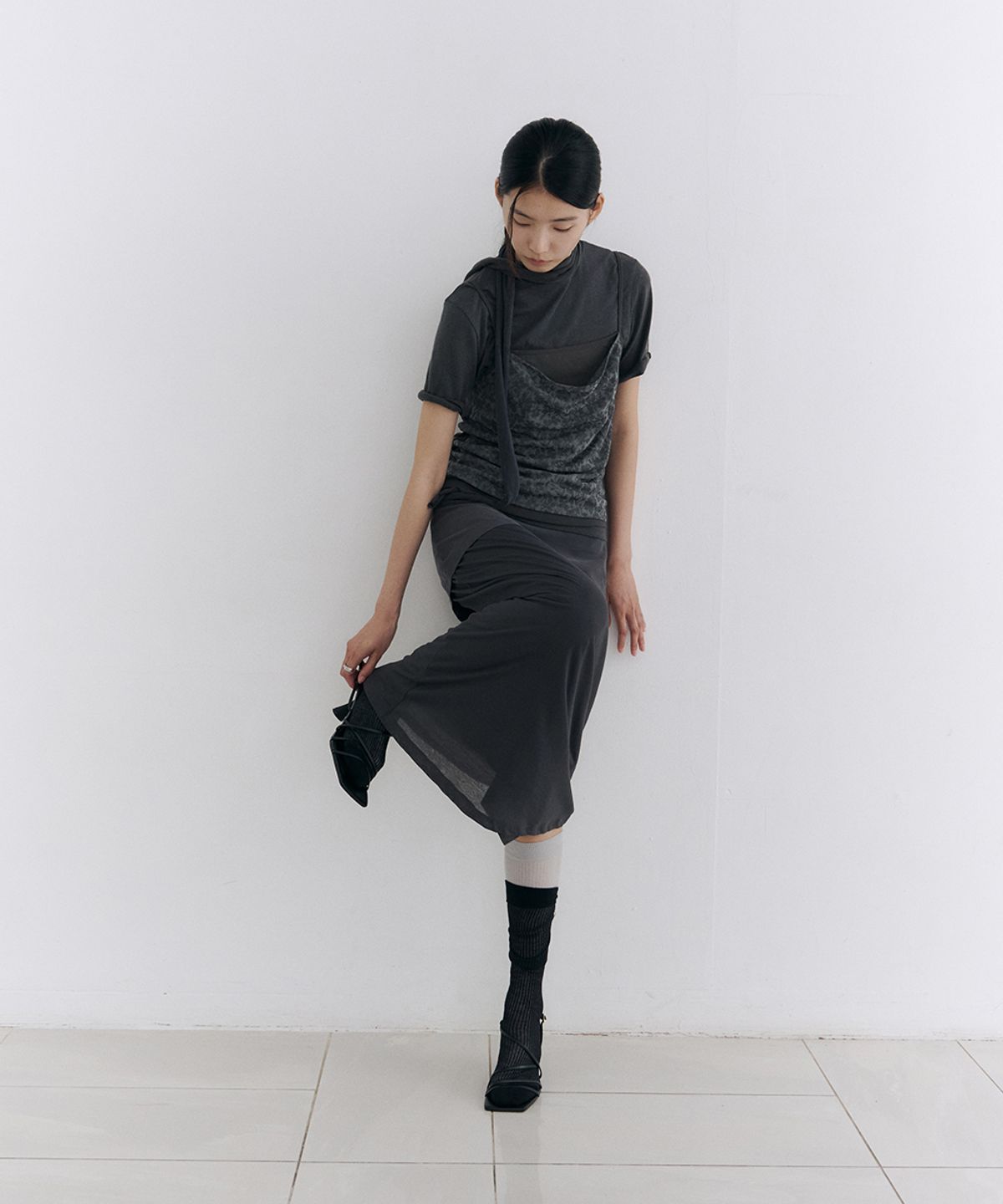 로우타이드(LOW TIDE) SHEER RIBBED KNEE SOCKS [BLACK]