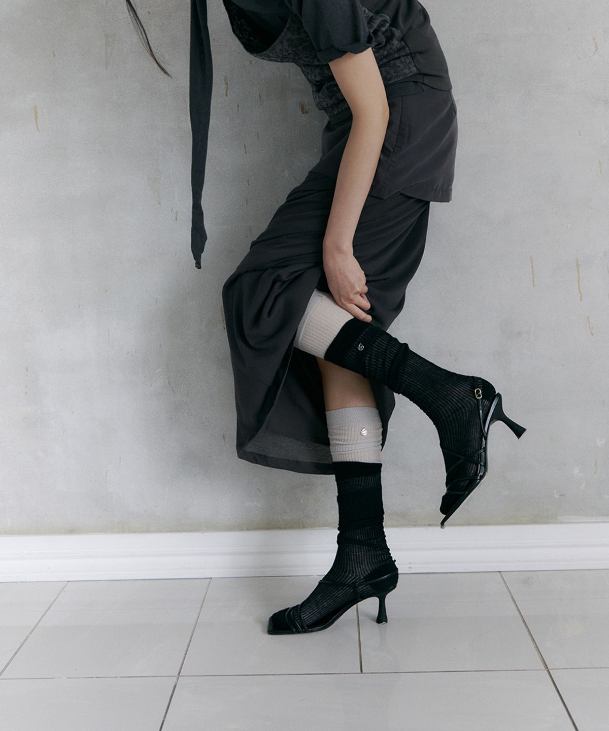 로우타이드(LOW TIDE) SHEER RIBBED KNEE SOCKS [BLACK]