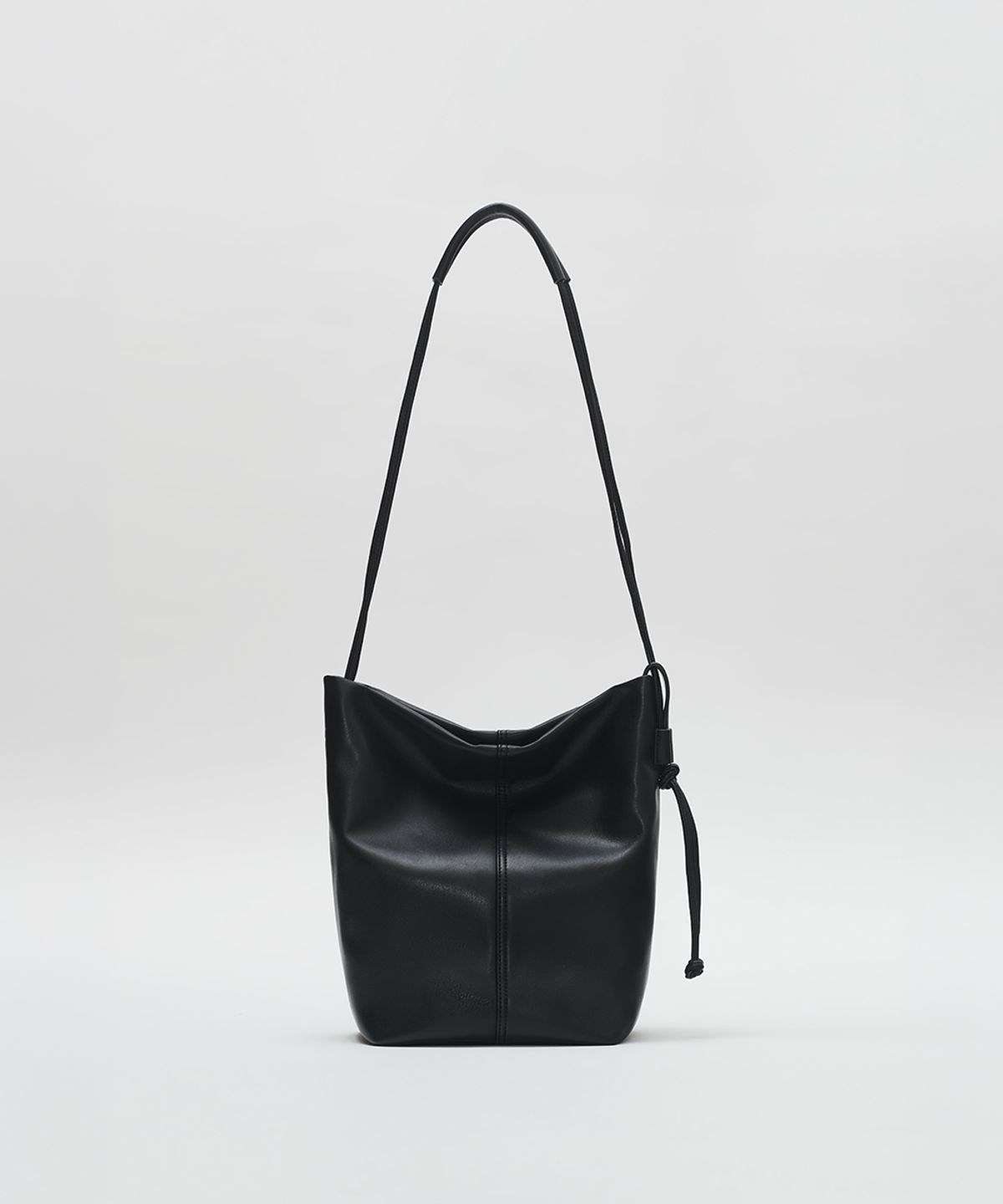 로우타이드(LOW TIDE) MINIMAL BUCKET BAG [BLACK]