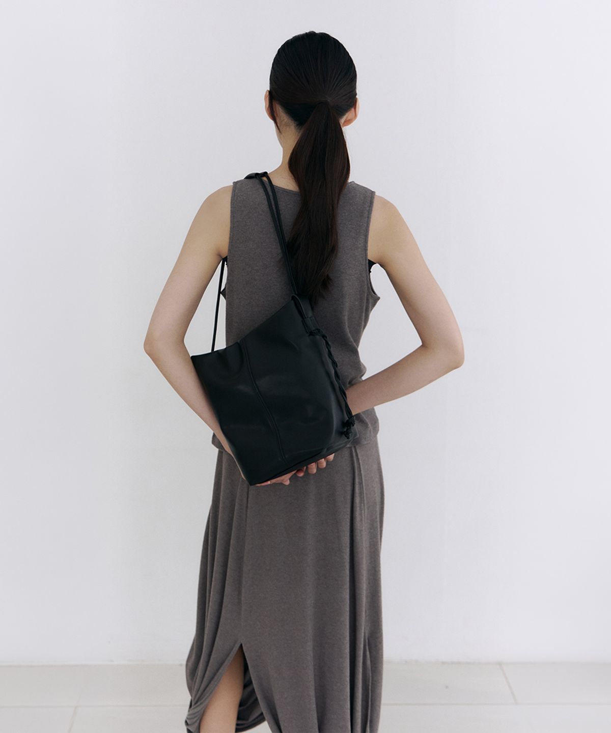 로우타이드(LOW TIDE) MINIMAL BUCKET BAG [BLACK]