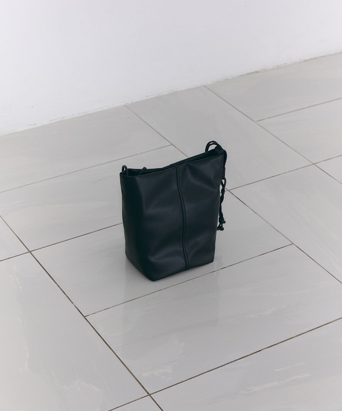 로우타이드(LOW TIDE) MINIMAL BUCKET BAG [BLACK]