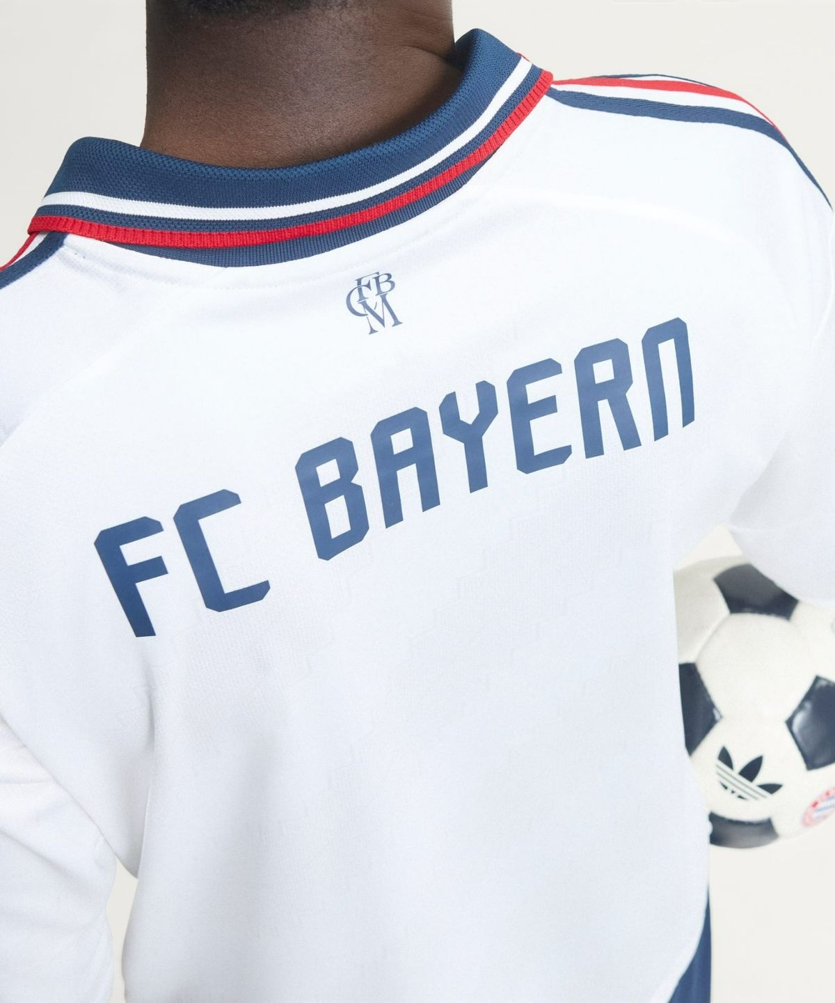 아디다스(ADIDAS) FC 바이에른 뮌헨 26/27 롱 슬리브 어웨이 어센틱 저지 - 화이트 / KE8583