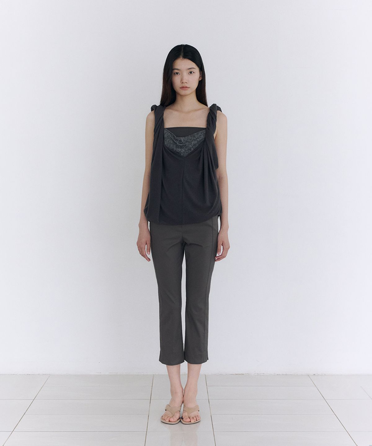 로우타이드(LOW TIDE) ESSENTIAL CAPRI PANTS [CHARCOAL]