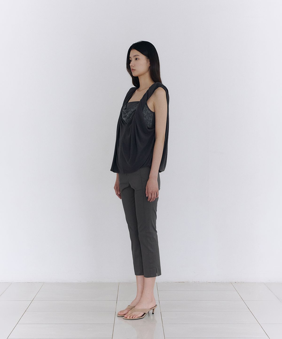 로우타이드(LOW TIDE) ESSENTIAL CAPRI PANTS [CHARCOAL]